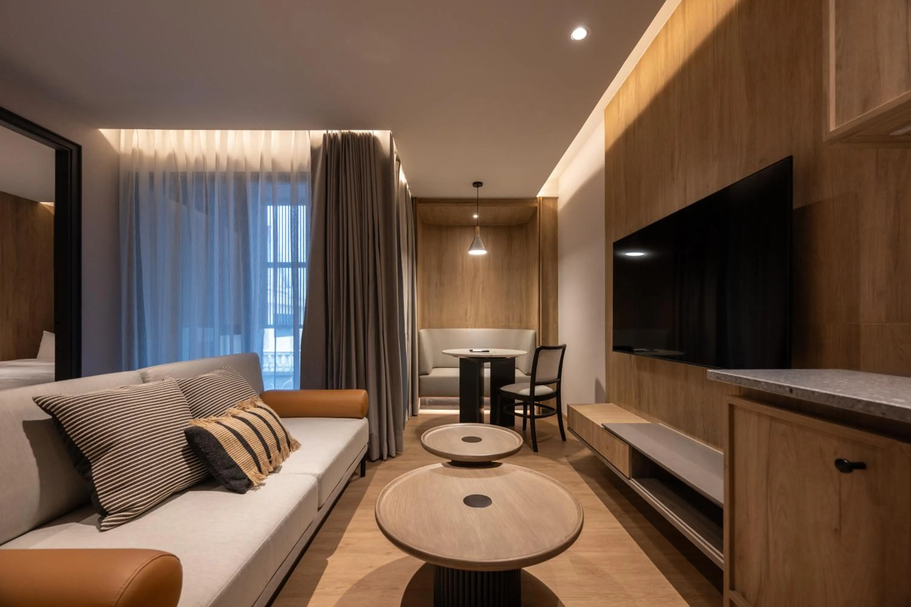 Classic One-Bedroom Apartment with King Bed in The Moment