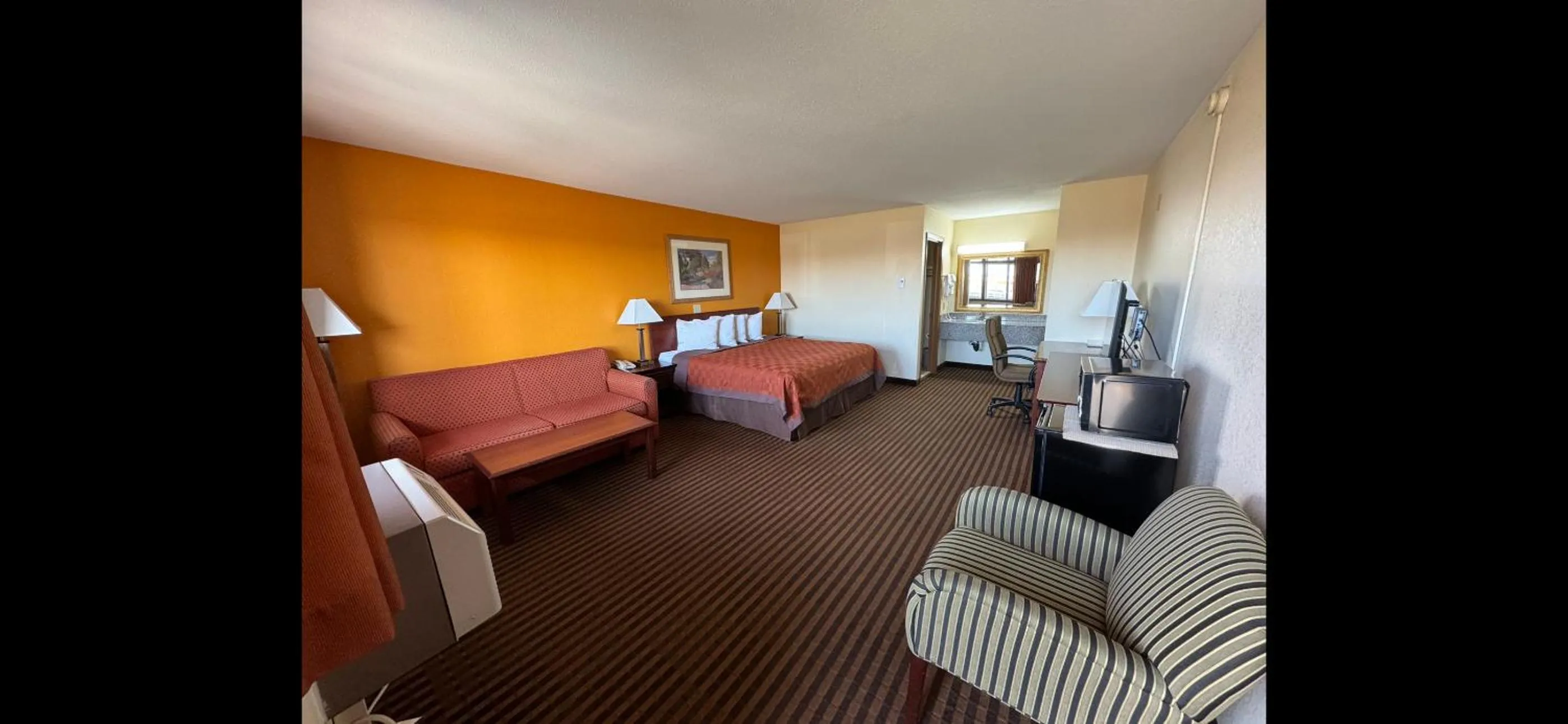 Bed in Scottish Inn & Suites - Eau Claire