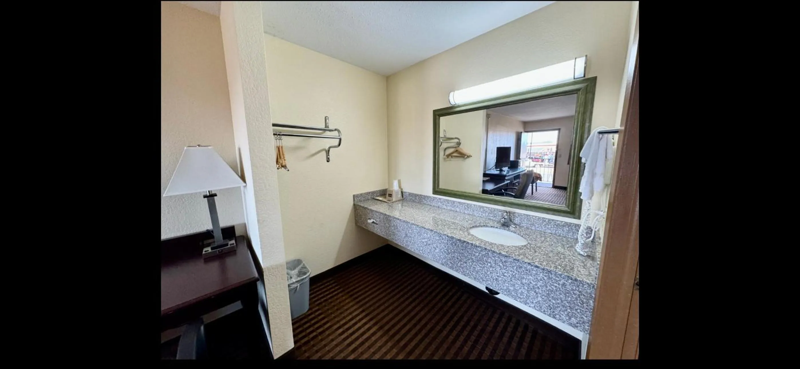 Bed in Scottish Inn & Suites - Eau Claire