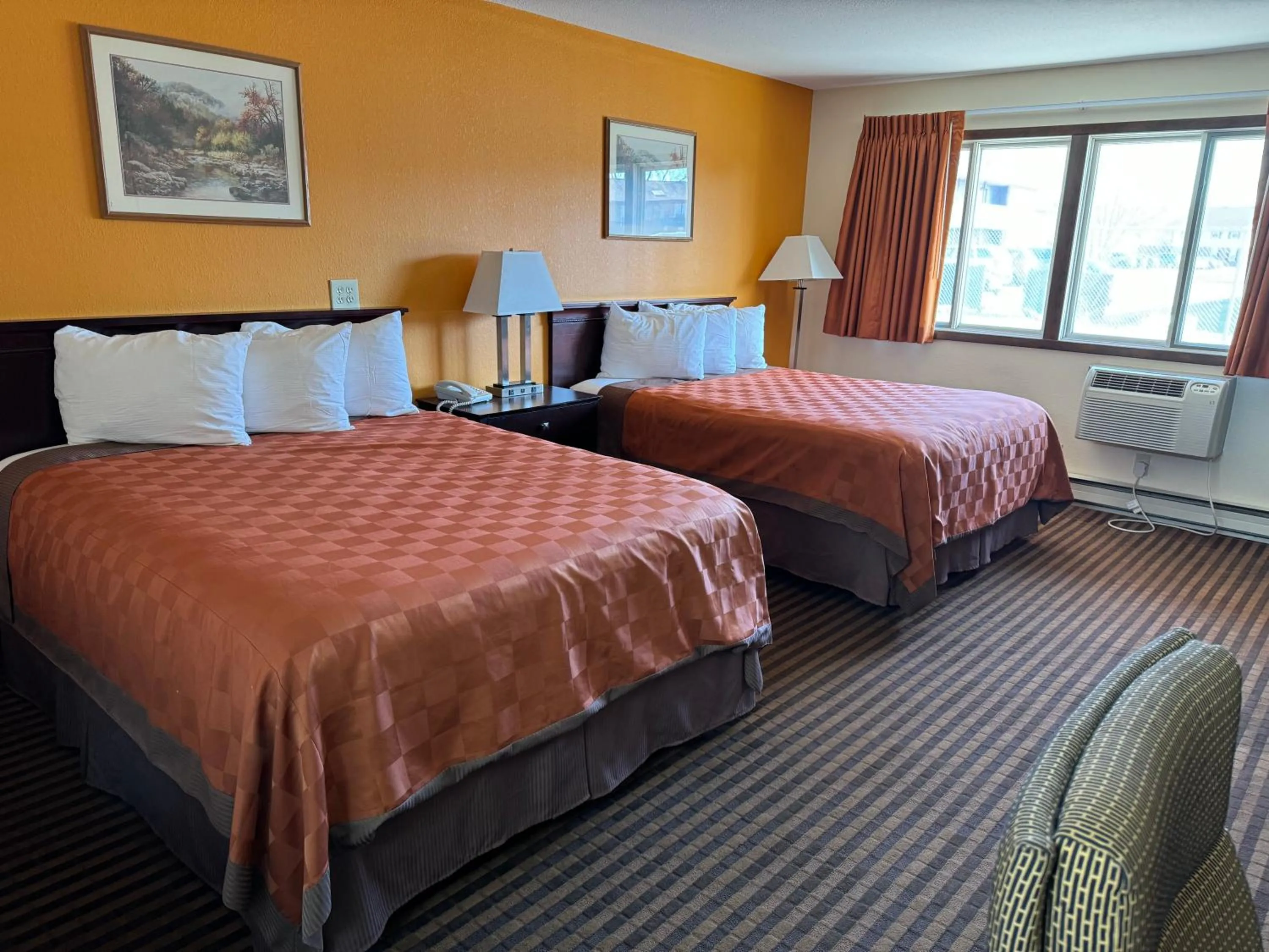 Bed in Scottish Inn & Suites - Eau Claire