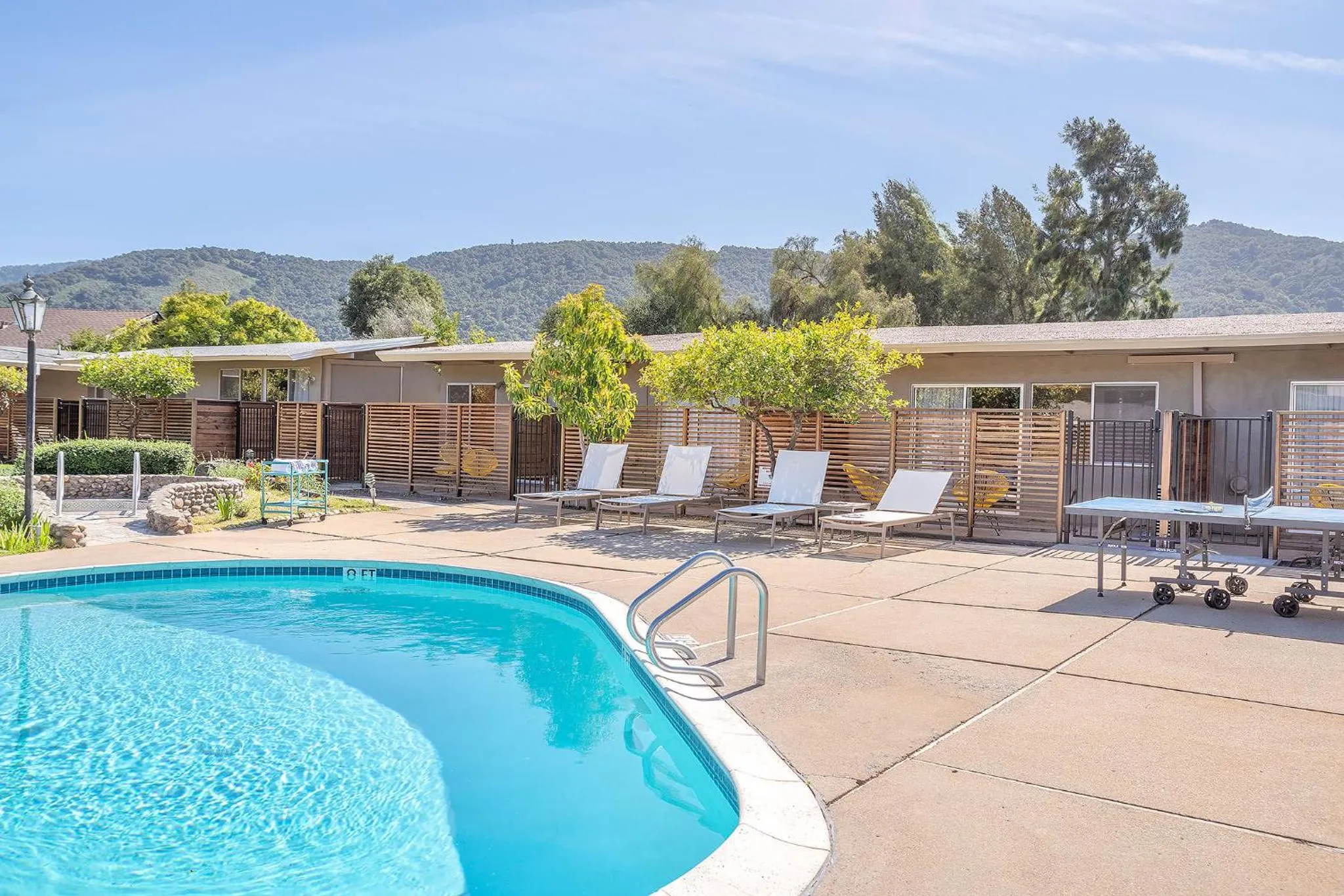 Swimming pool in Contenta Inn