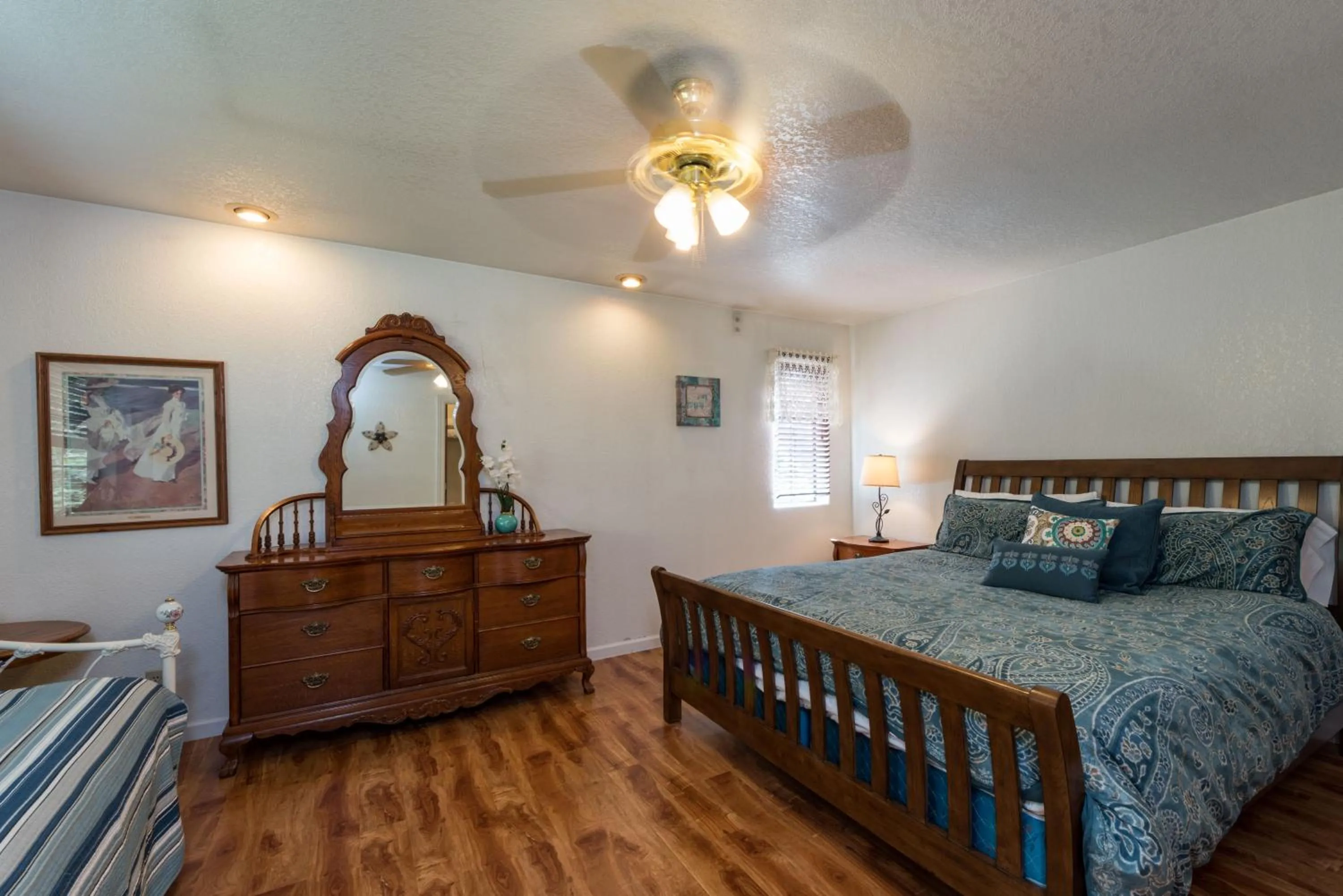 Bedroom, Bed in Inside Yosemite Mountain Beauty