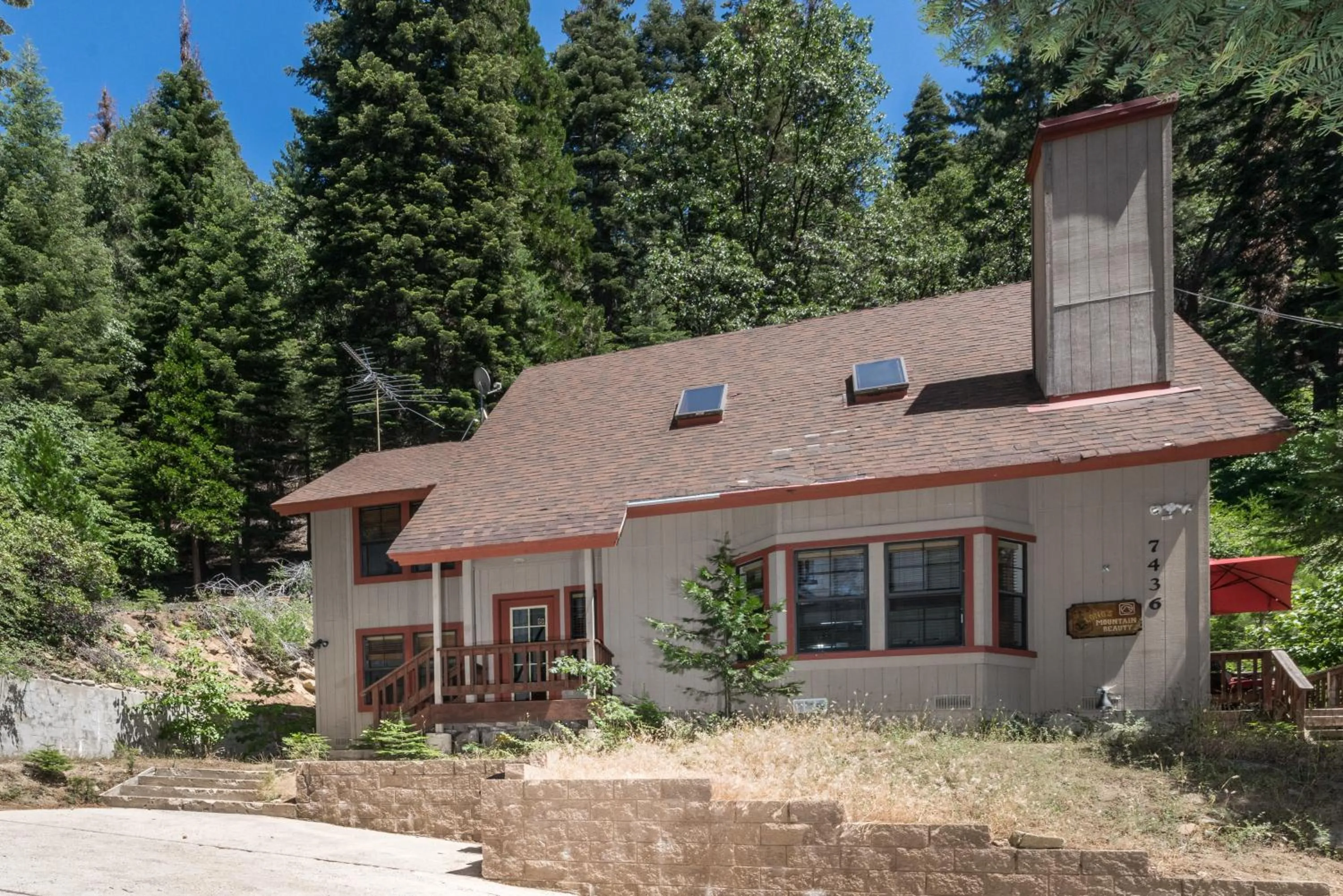 Facade/entrance in Inside Yosemite Mountain Beauty