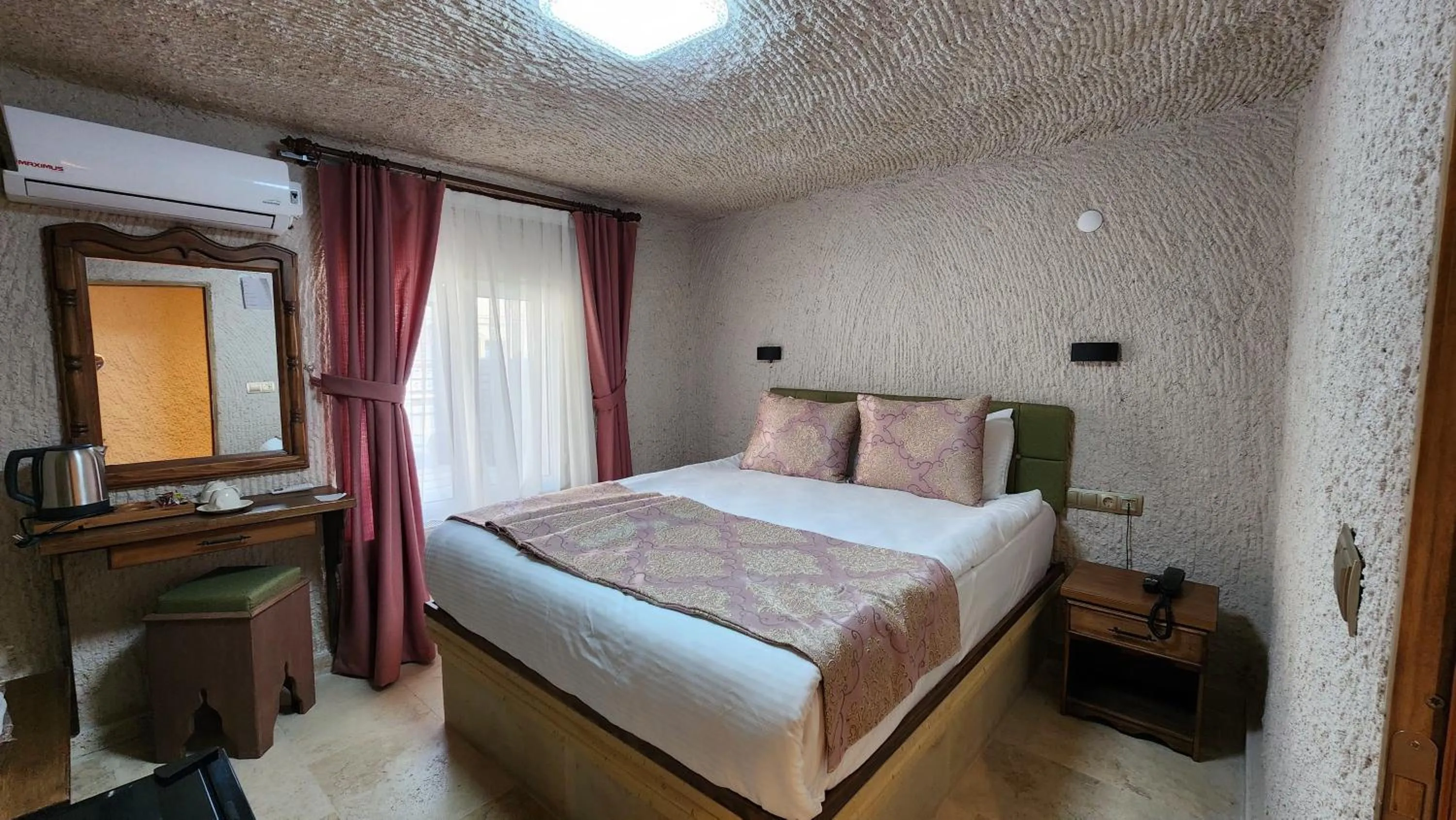 Bedroom, Bed in Capavista Cave House