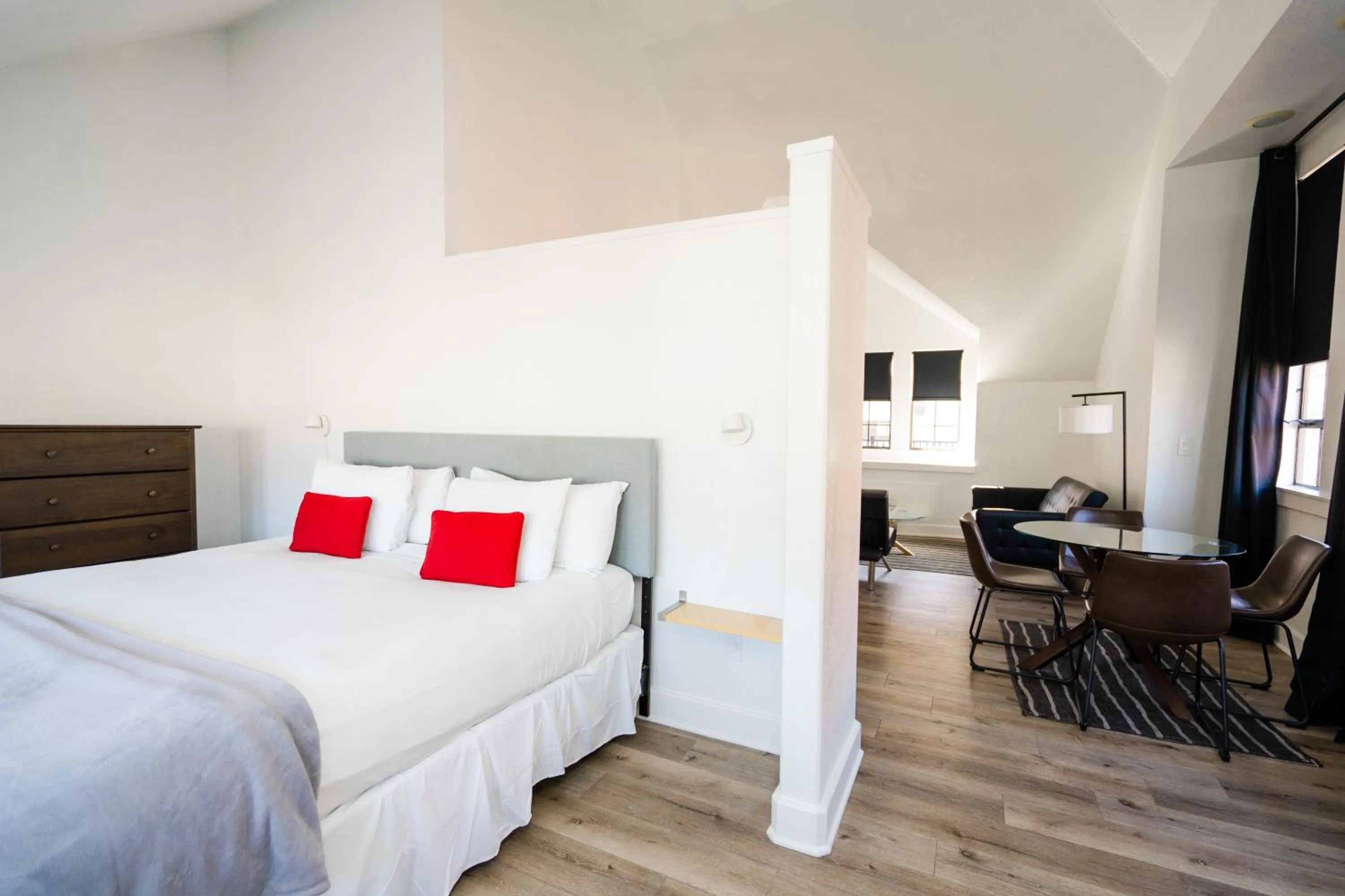 Dining area, Bed in Atterdag Inn