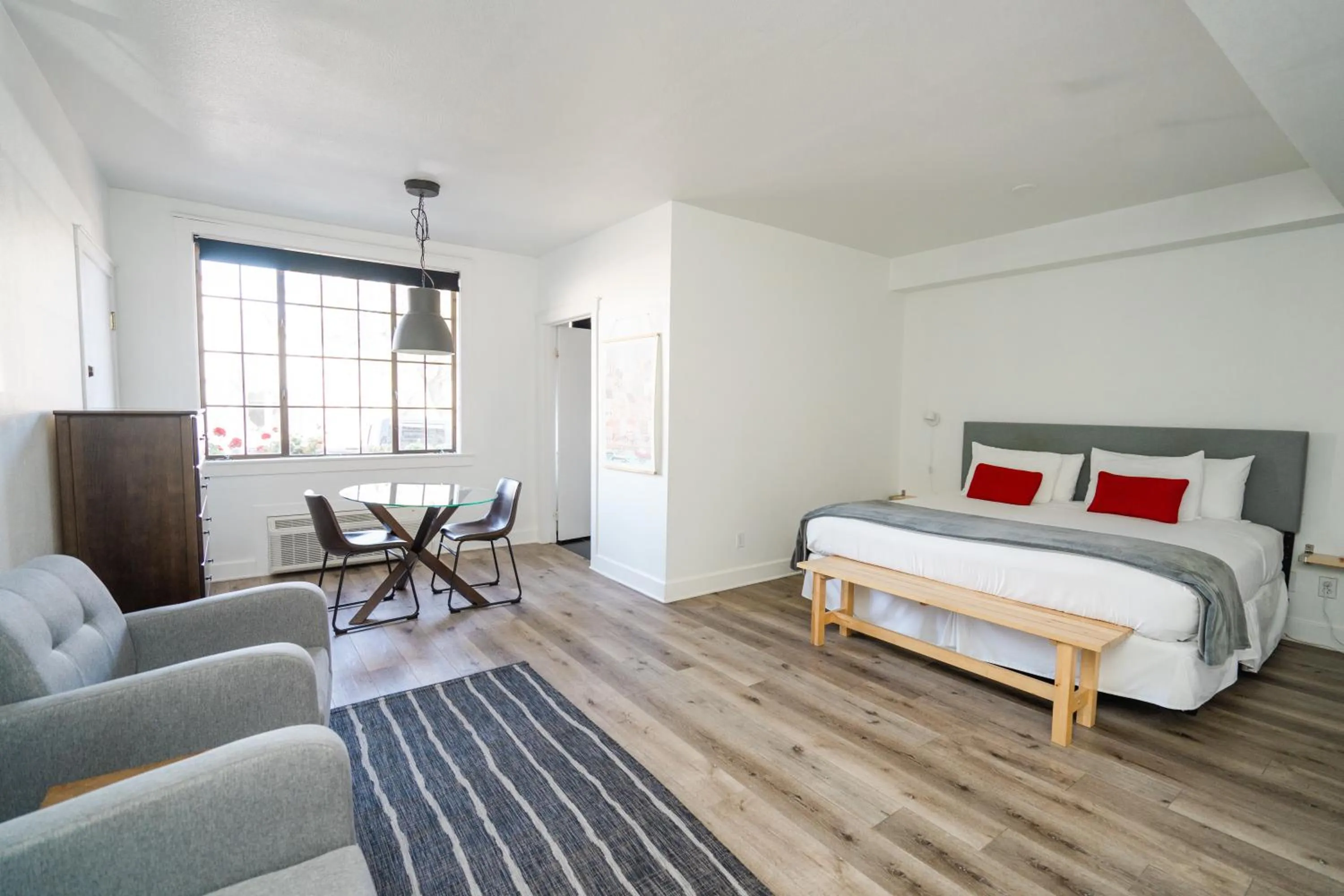 Dining area, Bed in Atterdag Inn