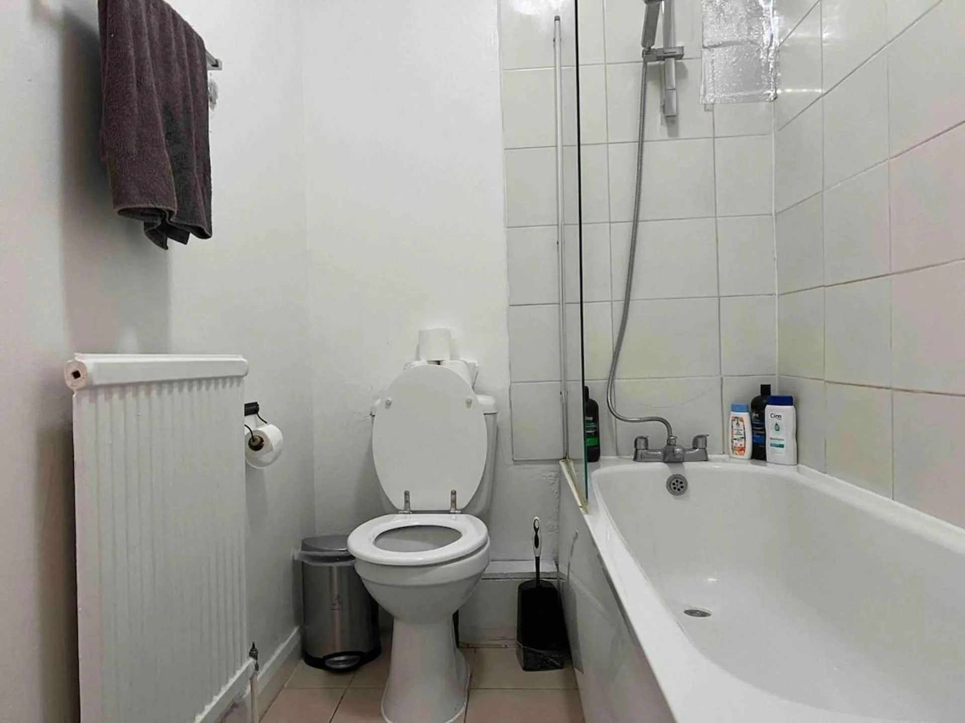 Shower in Private Rooms Sleeps 7 with Wi-Fi