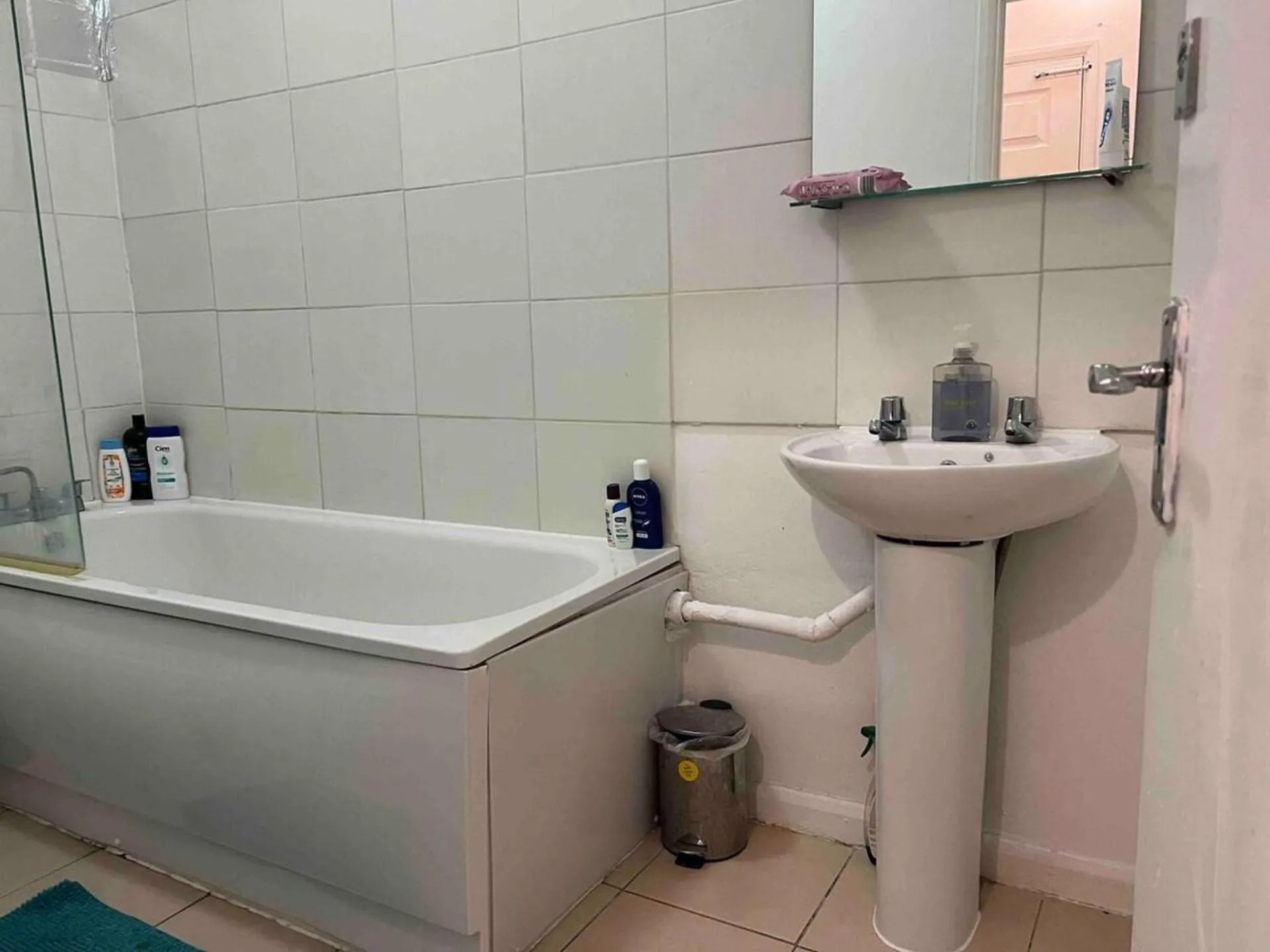 Shower in Private Rooms Sleeps 7 with Wi-Fi