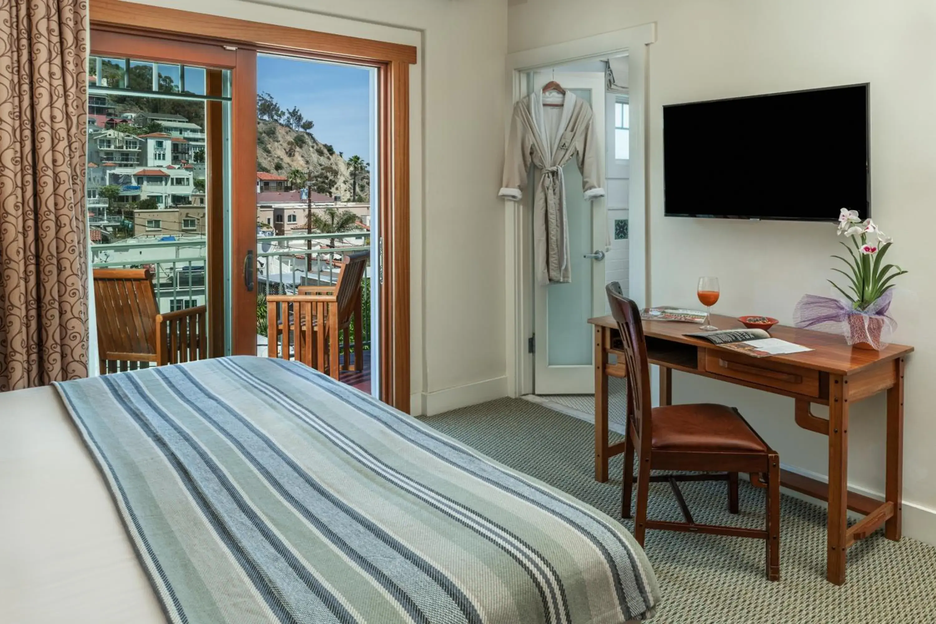 TV and multimedia, Bed in The Avalon Hotel in Catalina Island