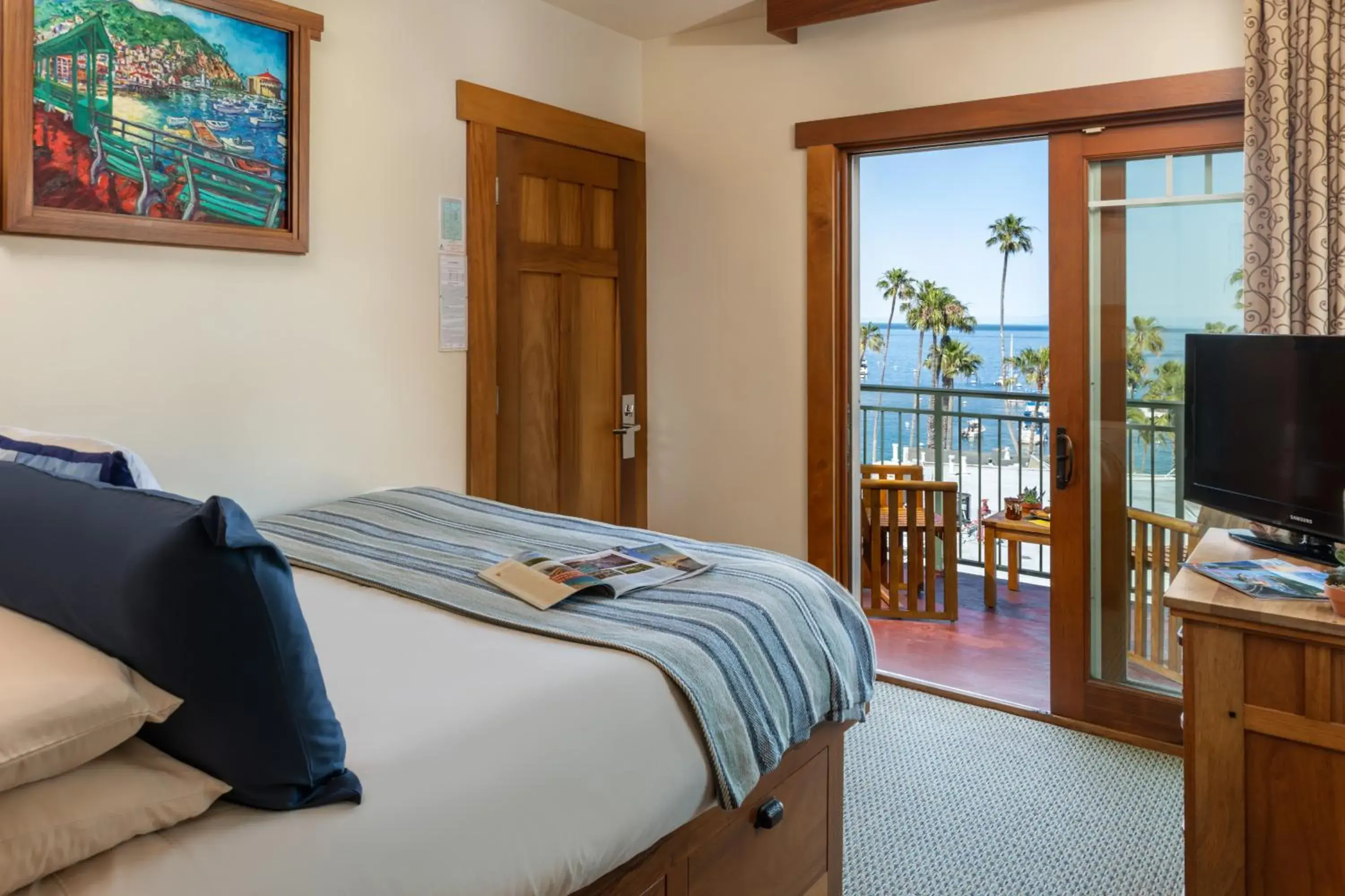 Patio, Bed in The Avalon Hotel in Catalina Island