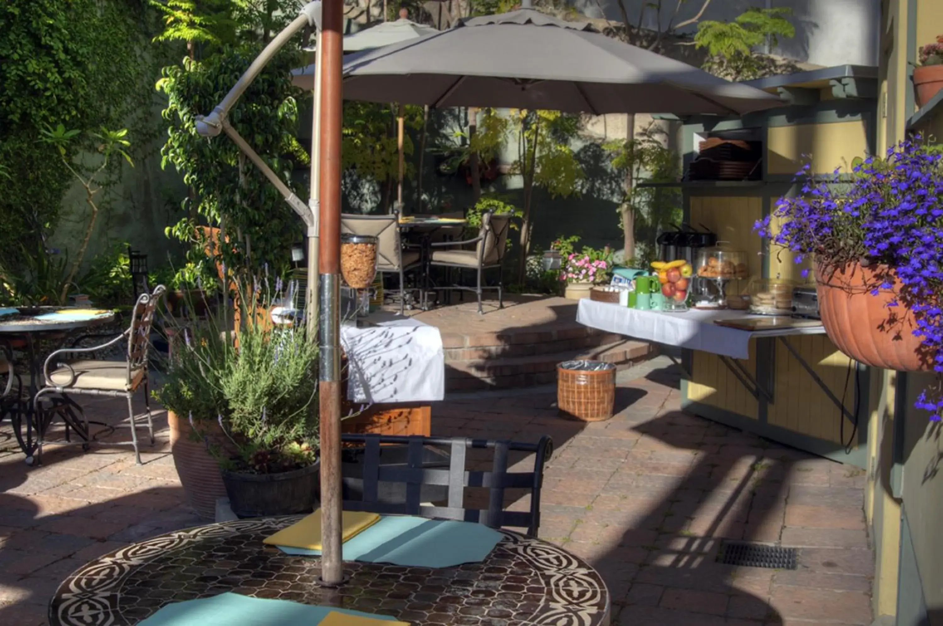 Patio, BBQ Facilities in The Avalon Hotel in Catalina Island