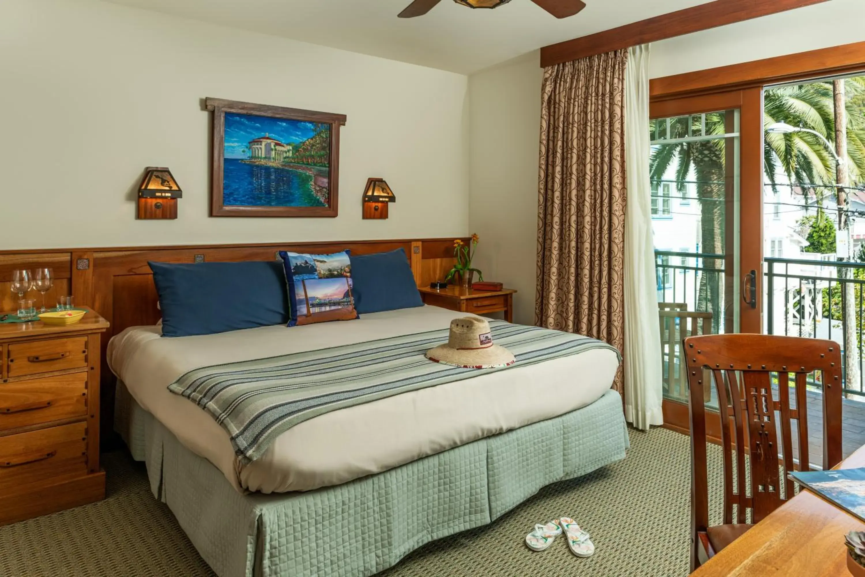 Balcony/Terrace, Bed in The Avalon Hotel in Catalina Island