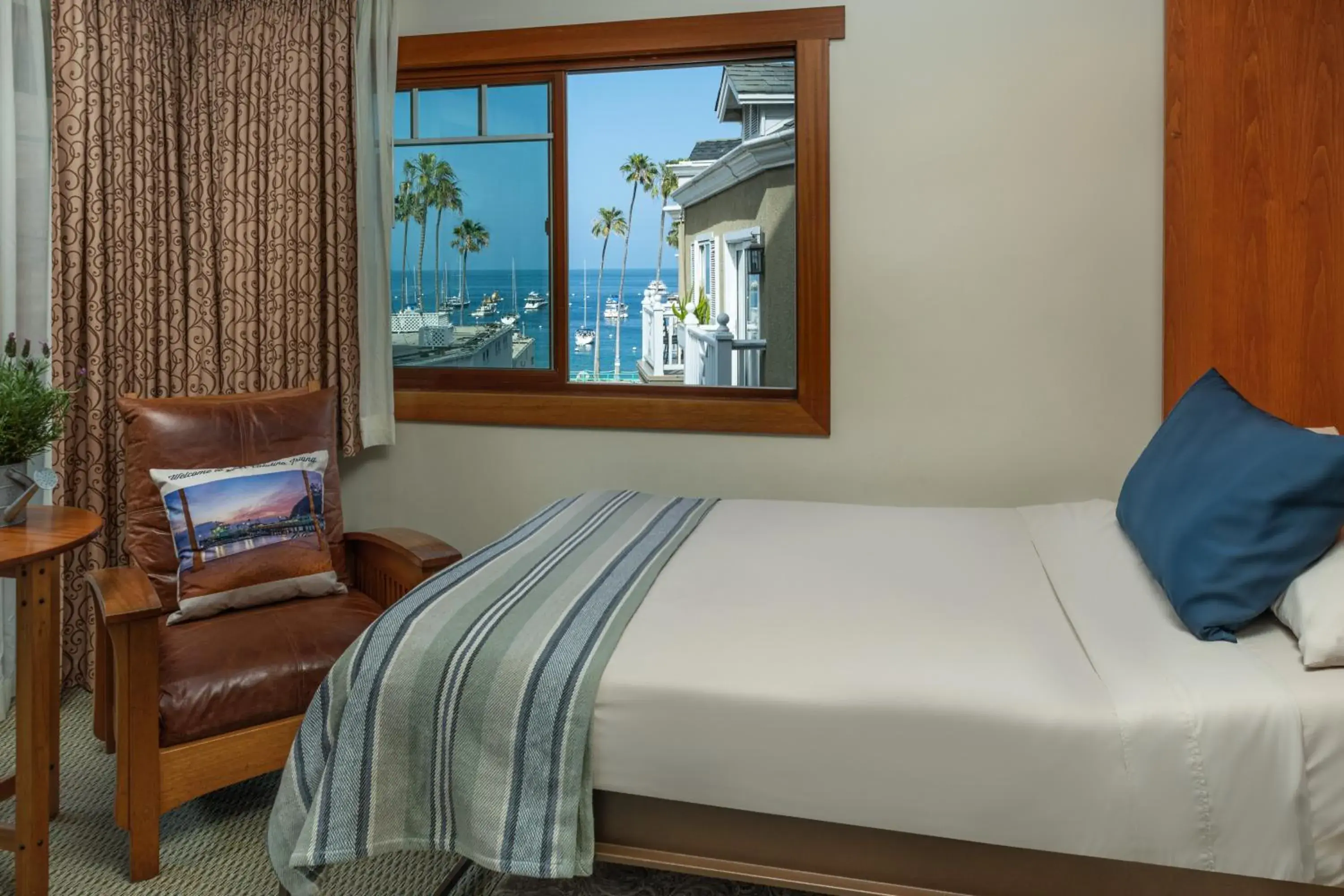 Bed in The Avalon Hotel in Catalina Island