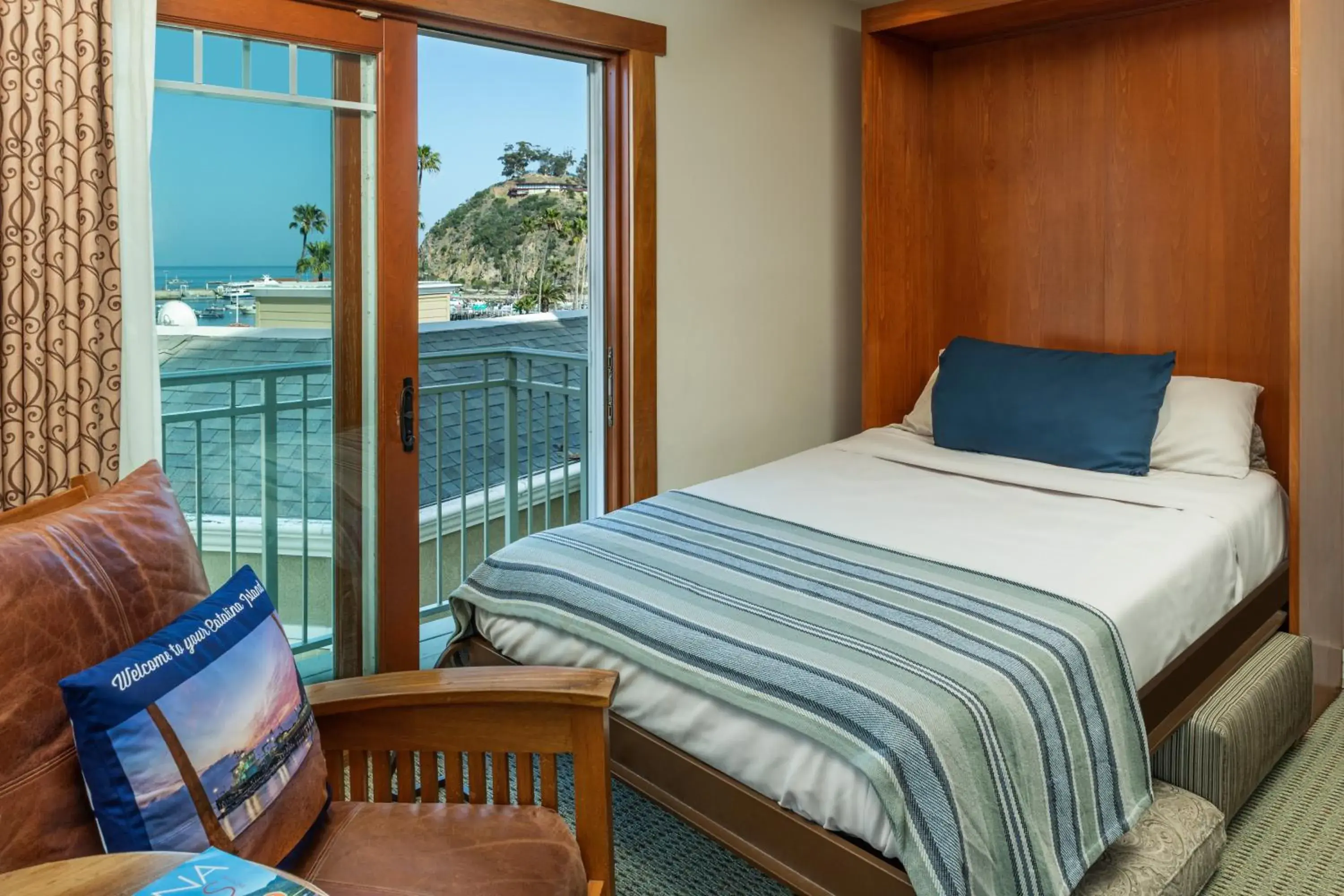 Bed in The Avalon Hotel in Catalina Island