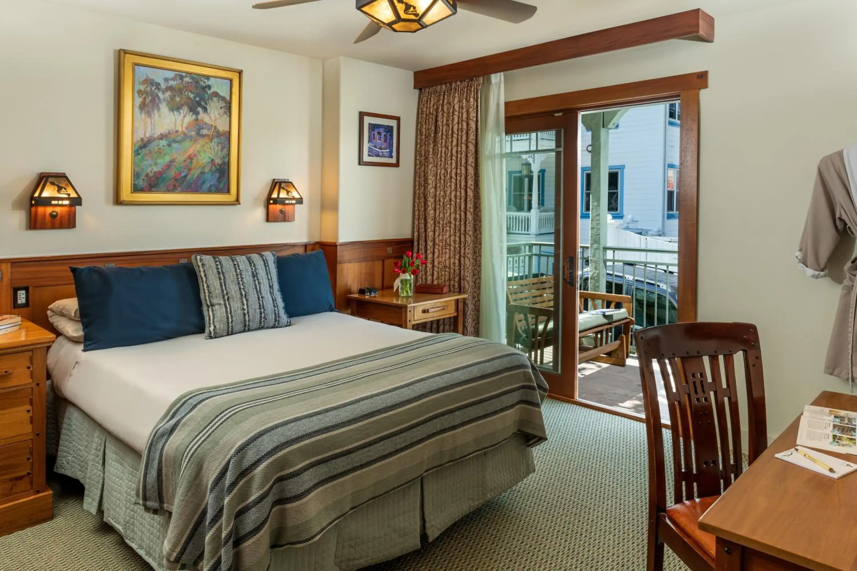 Patio, Bed in The Avalon Hotel in Catalina Island