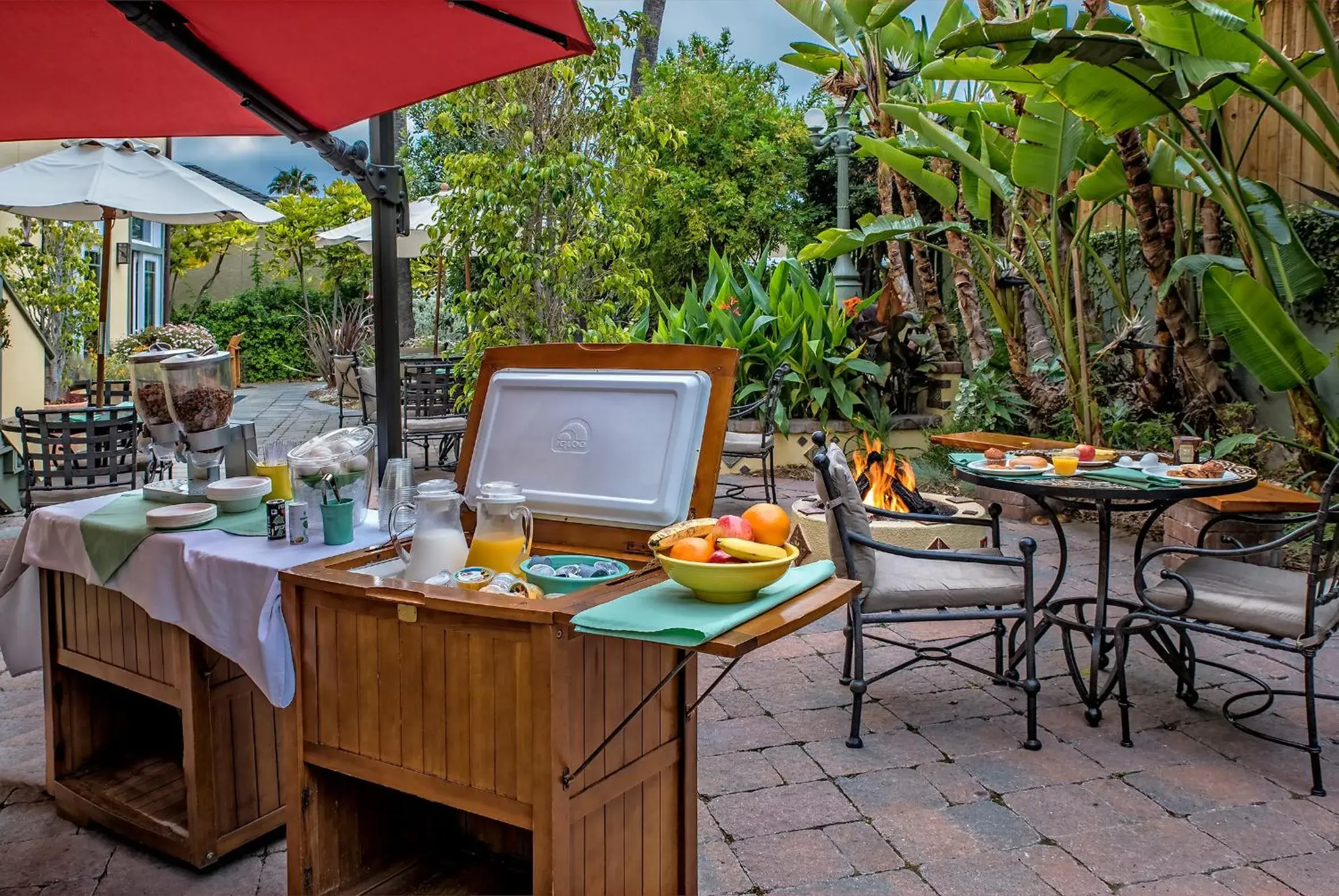 Garden, Restaurant/Places to Eat in The Avalon Hotel in Catalina Island