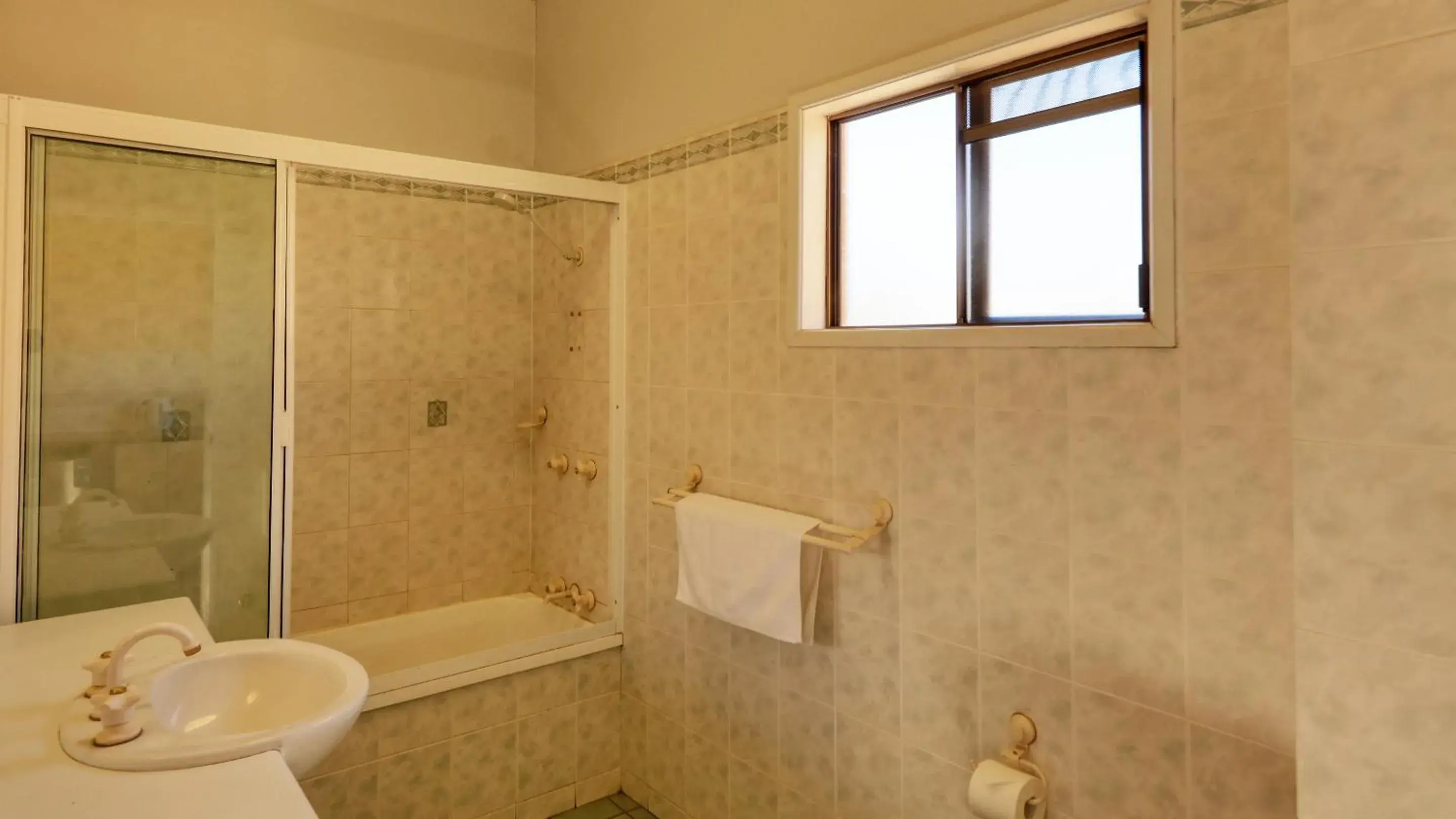 Bathroom in Townview Motel Bathroom in Townview Motel