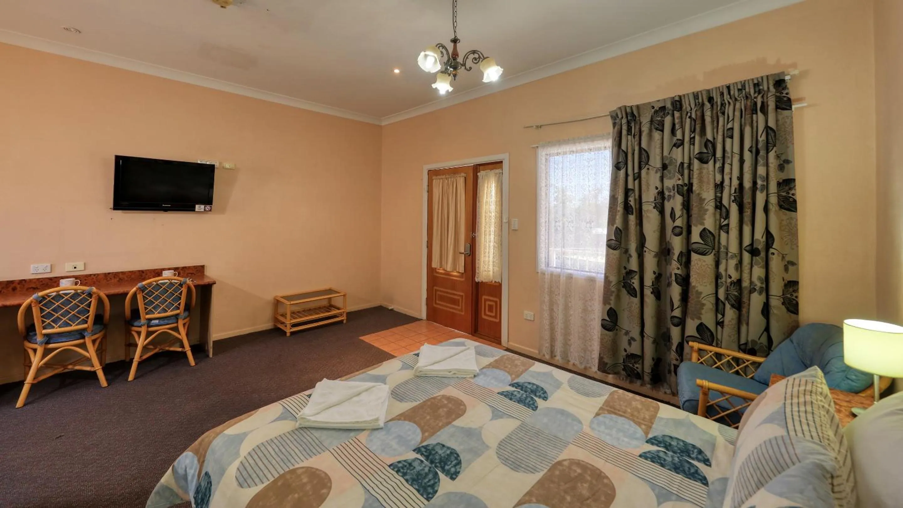 Photo of the whole room, Bed in Townview Motel