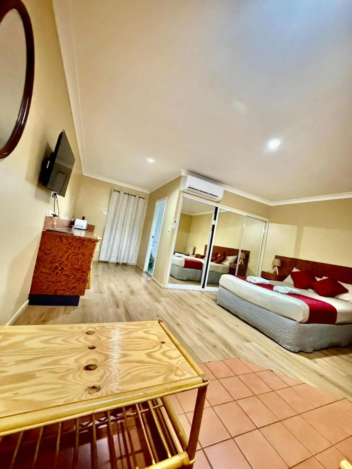 Bedroom, Bed in Townview Motel