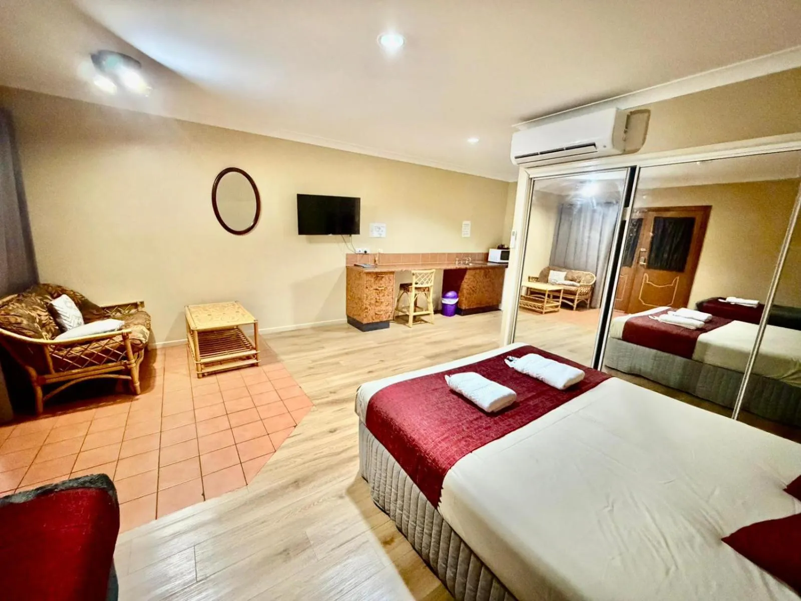 Bedroom, Bed in Townview Motel