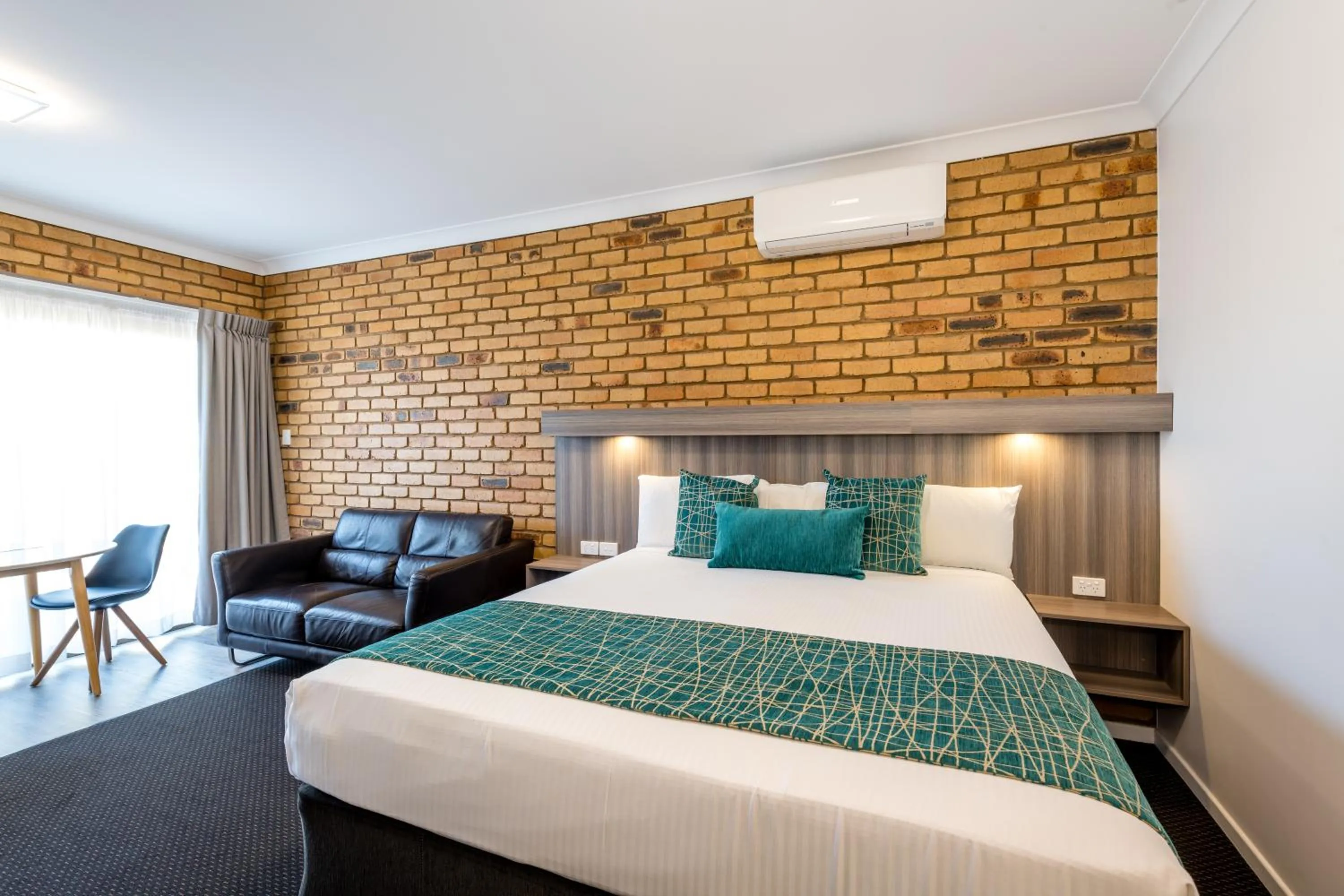 Bed in The Club Motor Inn Chinchilla