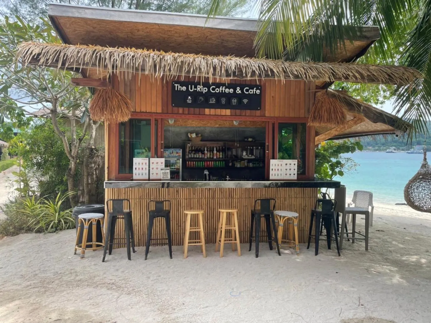 Lounge or bar in Phi Phi Cliff Beach Resort