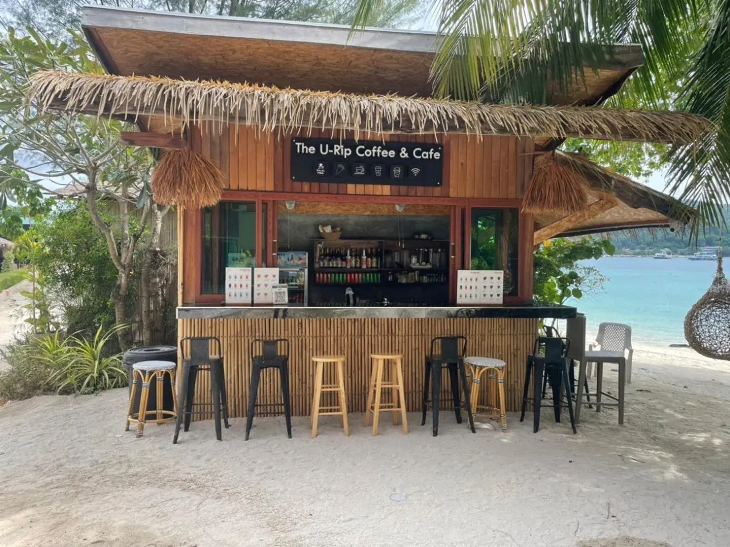 Lounge or bar in Phi Phi Cliff Beach Resort Lounge or bar in Phi Phi Cliff Beach Resort
