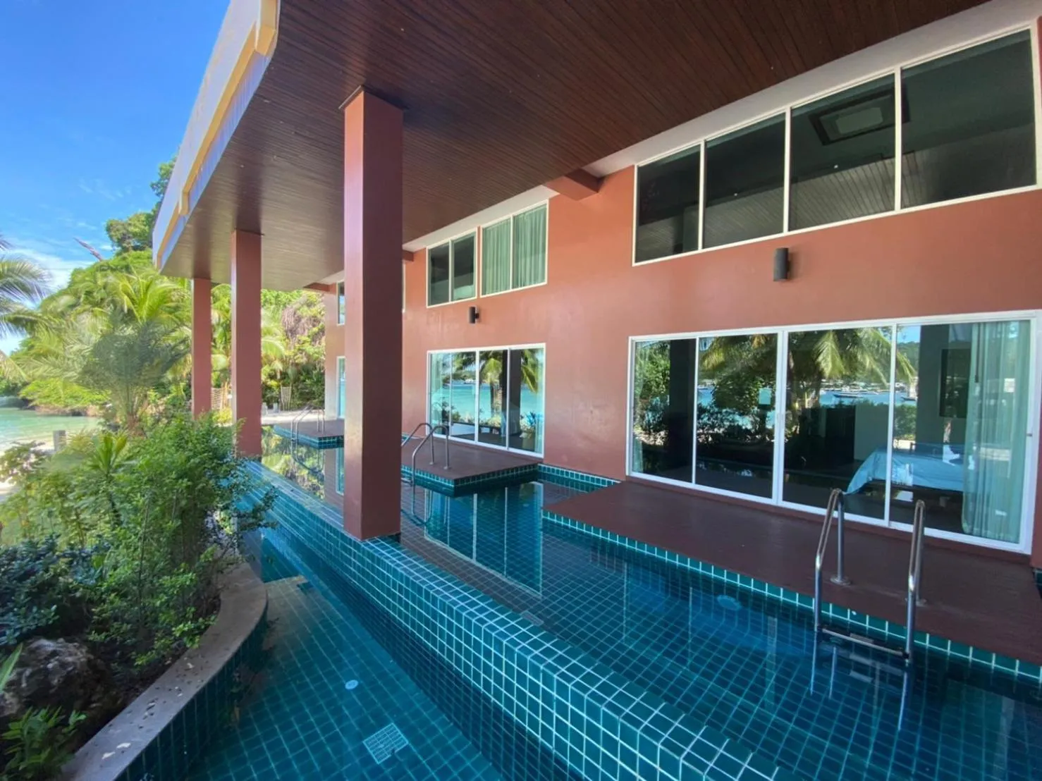 Swimming pool in Phi Phi Cliff Beach Resort