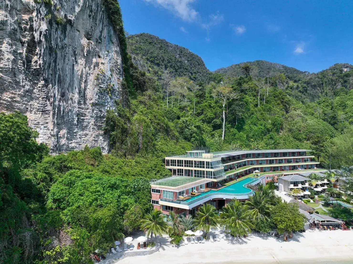 Pool view in Phi Phi Cliff Beach Resort Pool view in Phi Phi Cliff Beach Resort