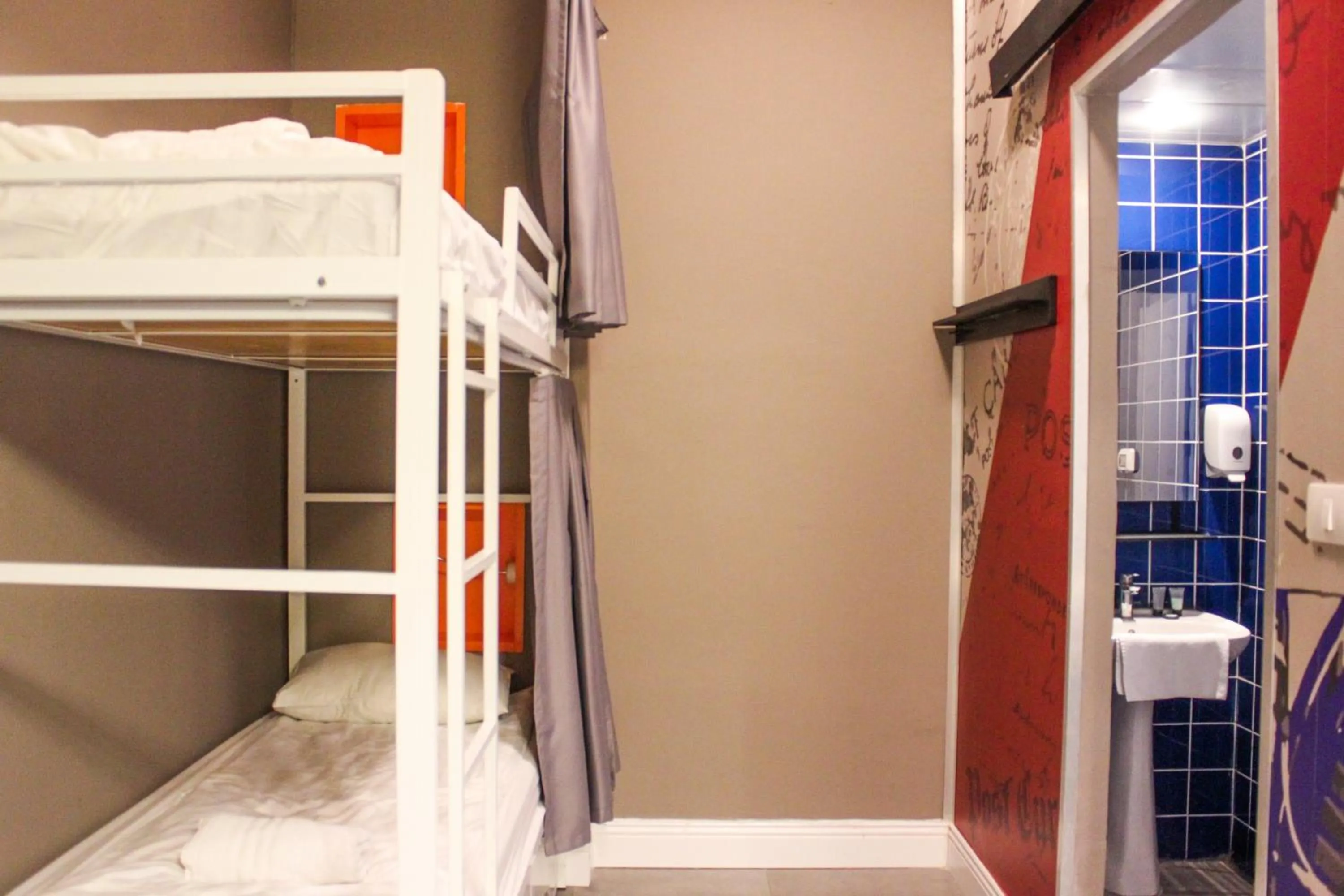 Shower, Bed in The Post Hostel Jerusalem