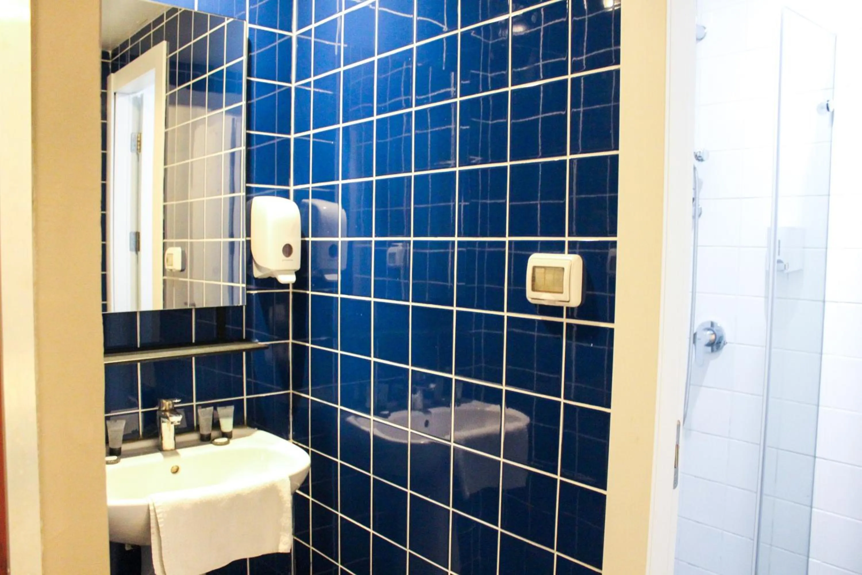 Shower in The Post Hostel Jerusalem