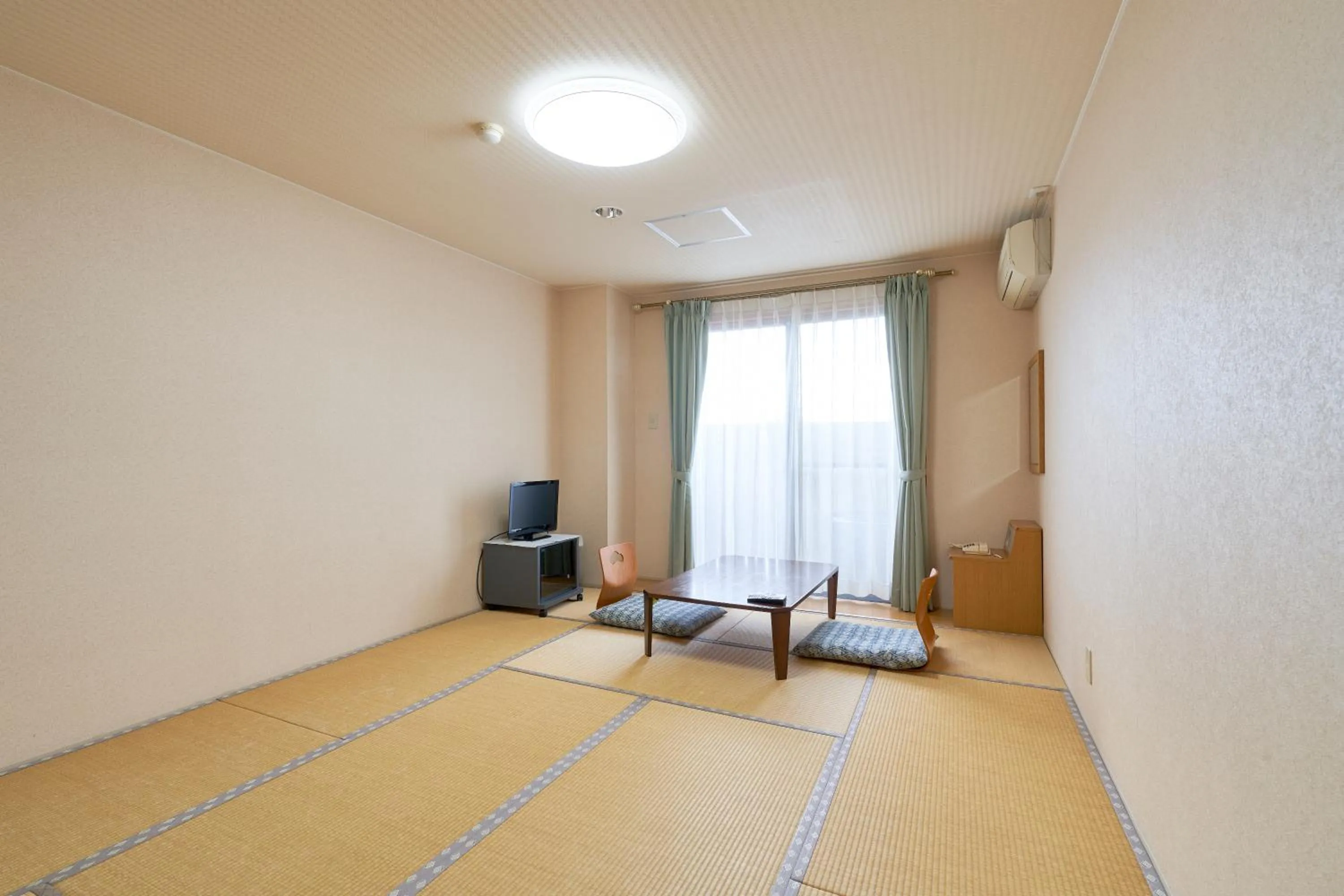 Photo of the whole room in Hotel Sunresort Shirahama
