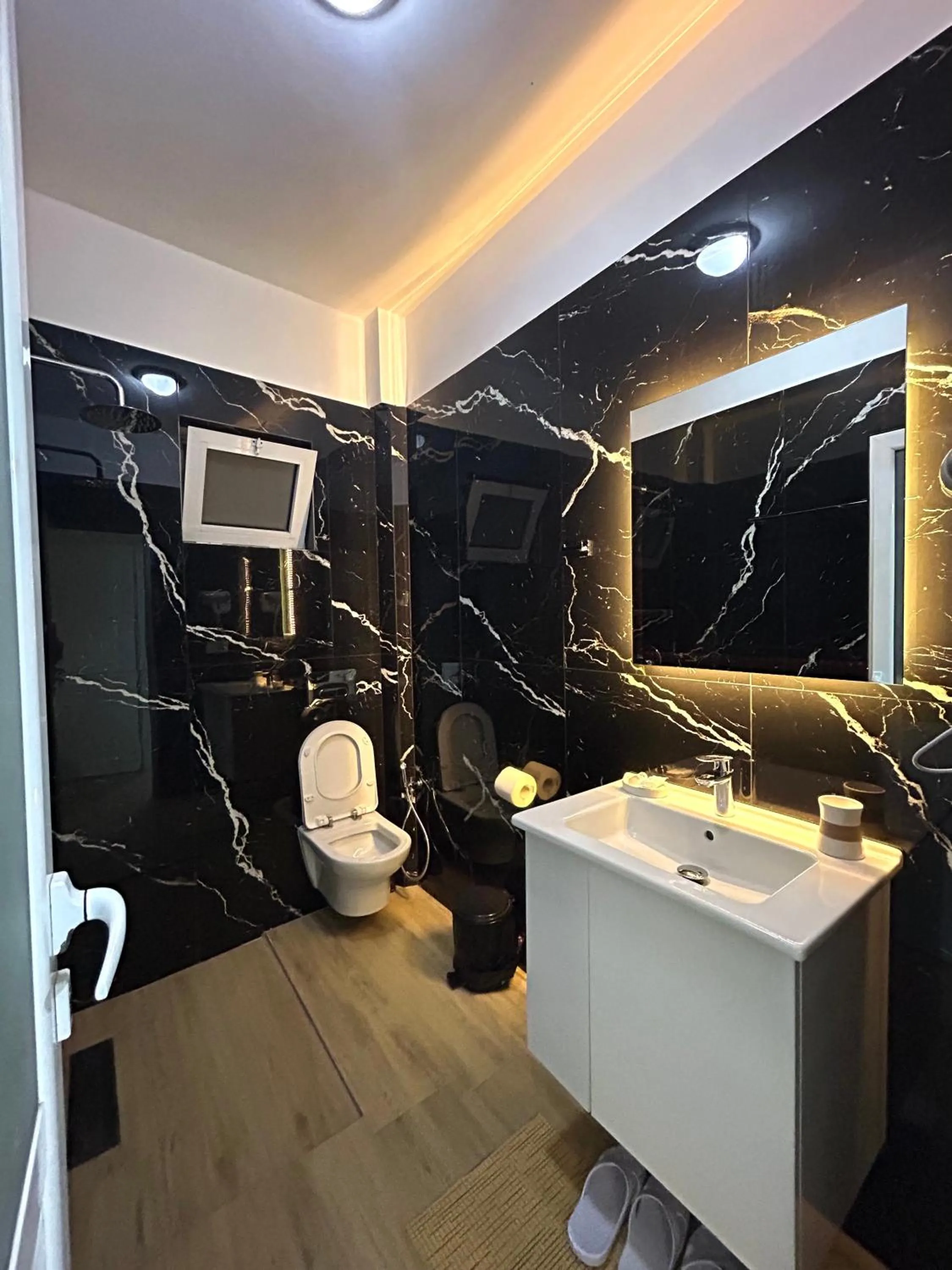 Shower in Hotel Real