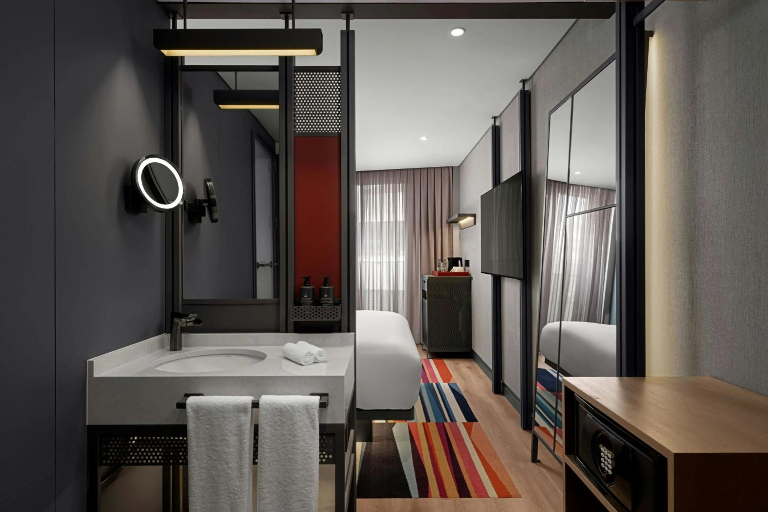 Photo of the whole room, Bed in Aloft Istanbul Karakoy