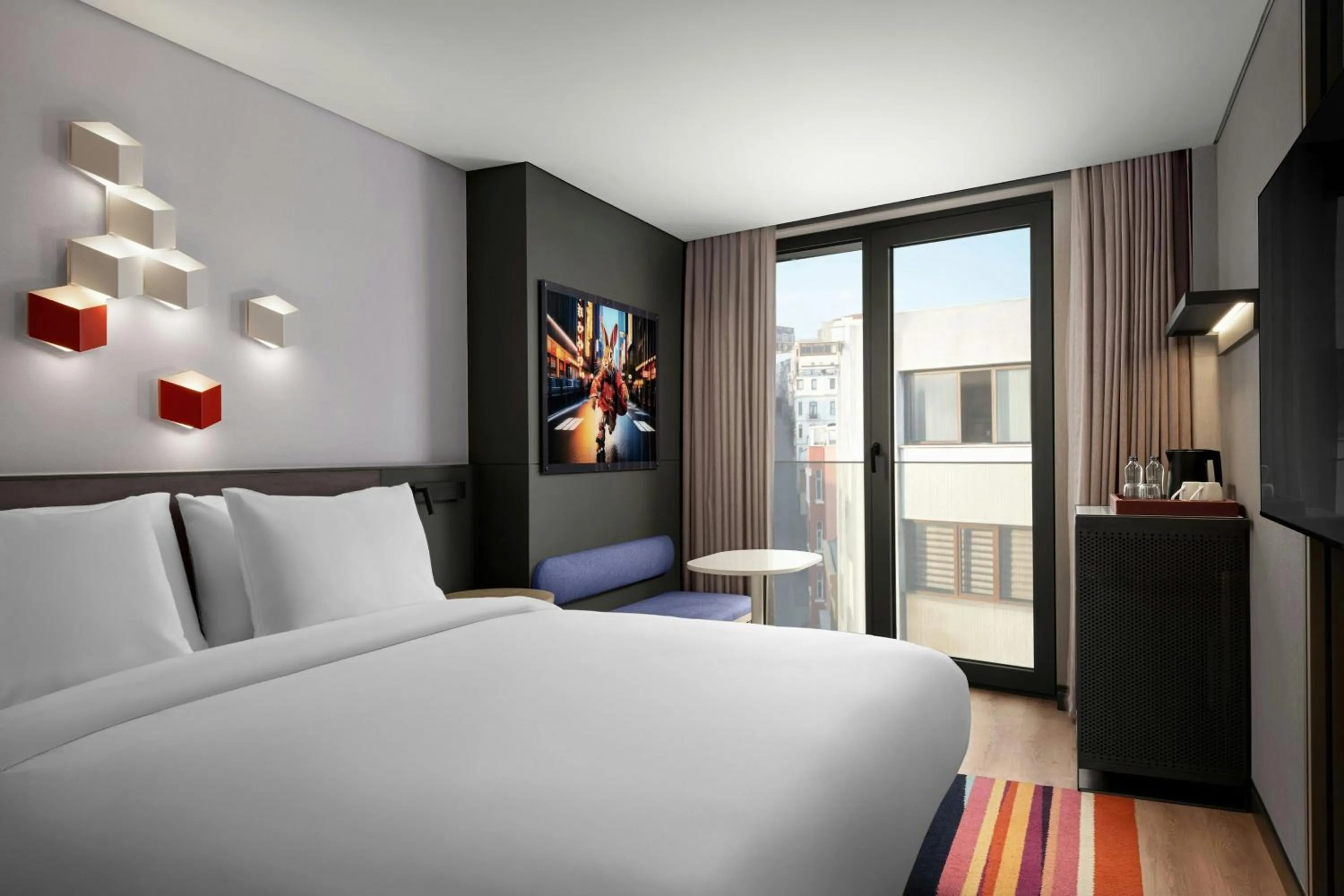 Photo of the whole room, Bed in Aloft Istanbul Karakoy