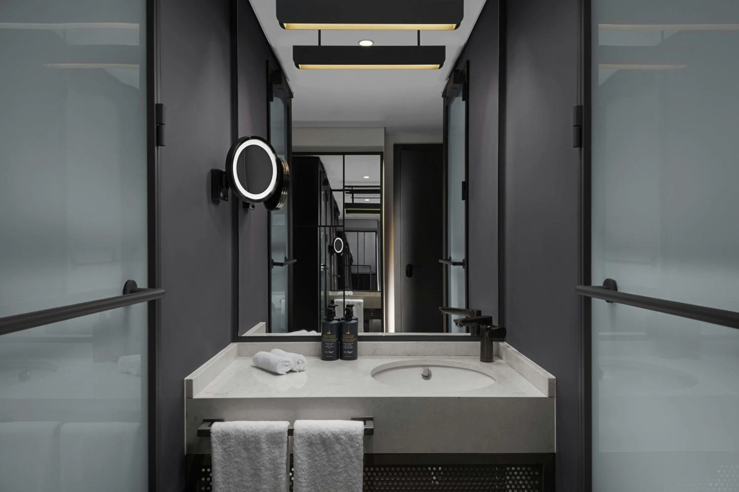 Photo of the whole room in Aloft Istanbul Karakoy