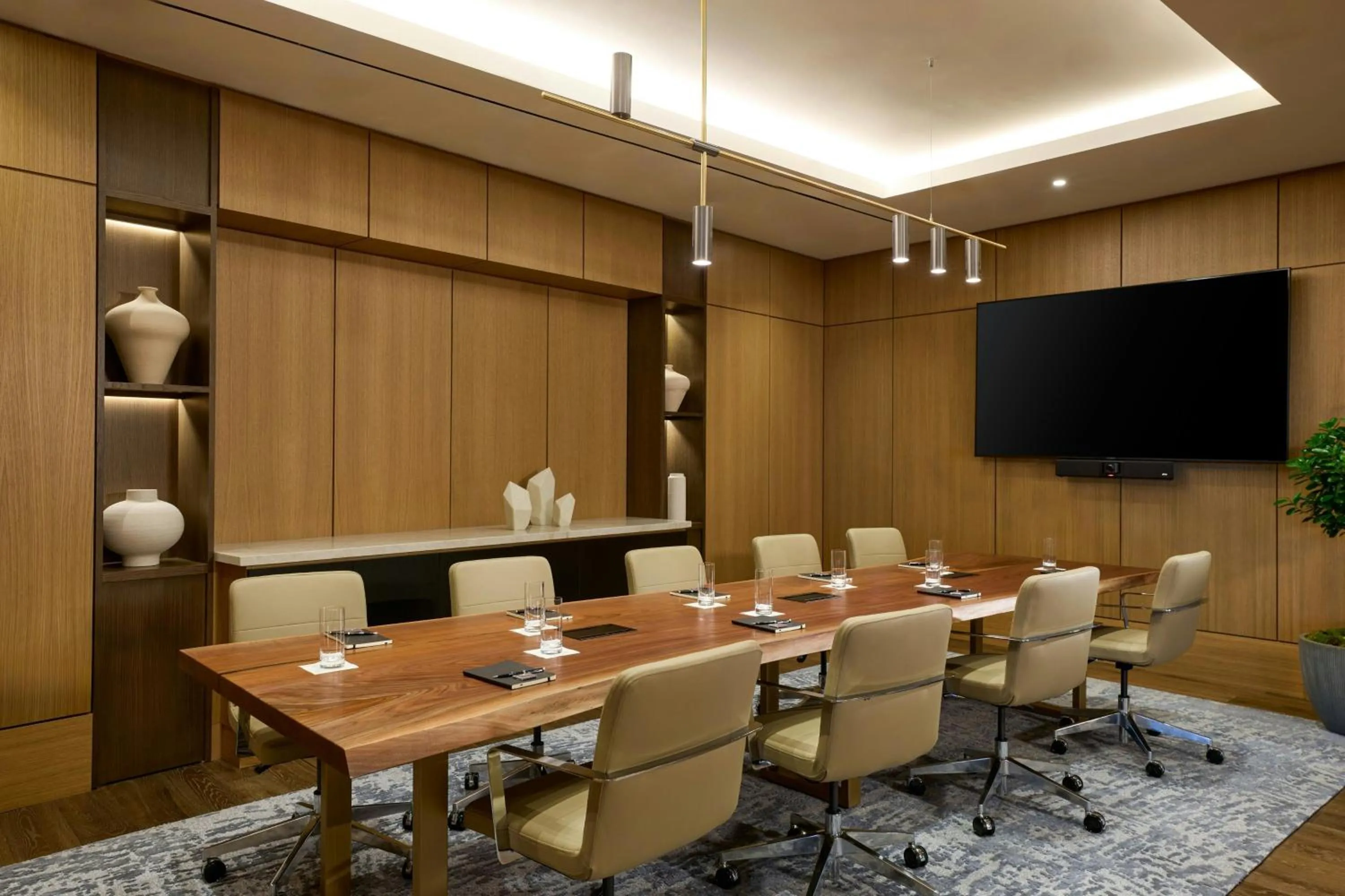 Lounge or bar in JW Marriott Reston Station