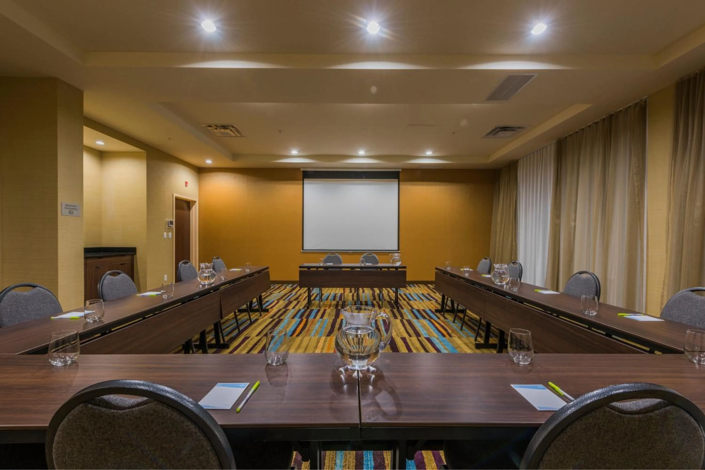 Meeting/conference room in Fairfield Inn & Suites by Marriott Kamloops