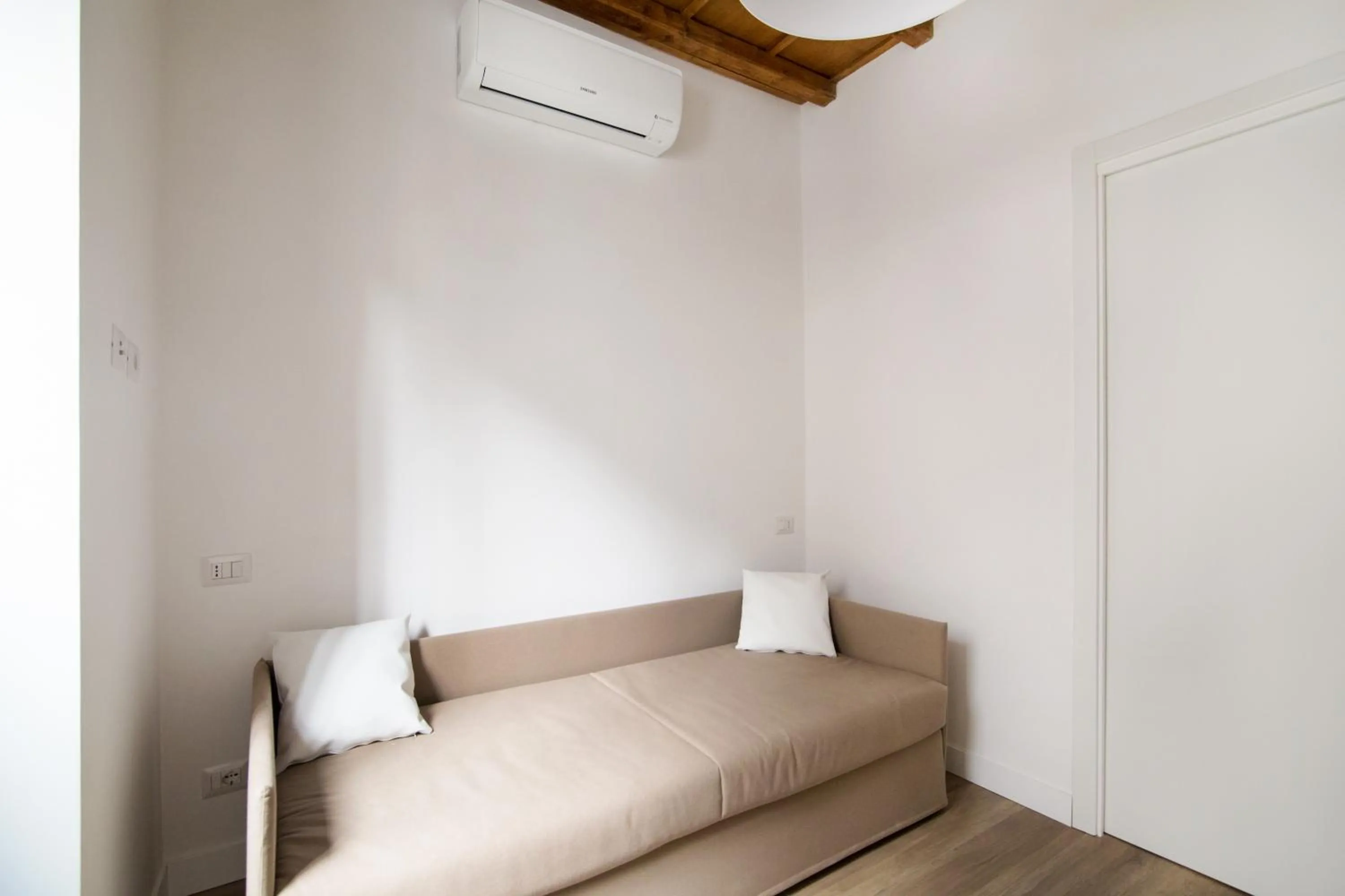 Bed in Domenichino Luxury Home