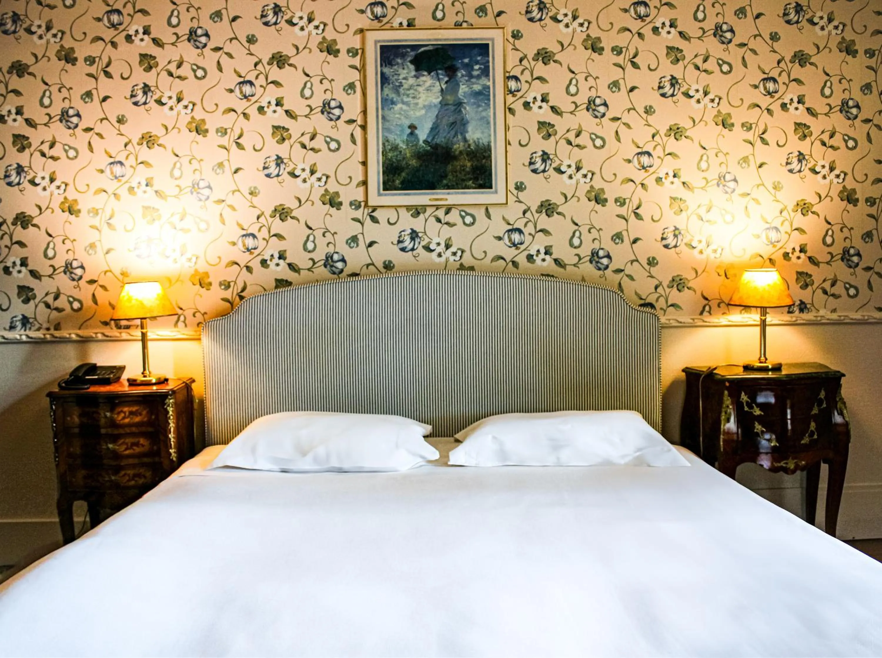 Bed in Hotel La Villa Fleurie