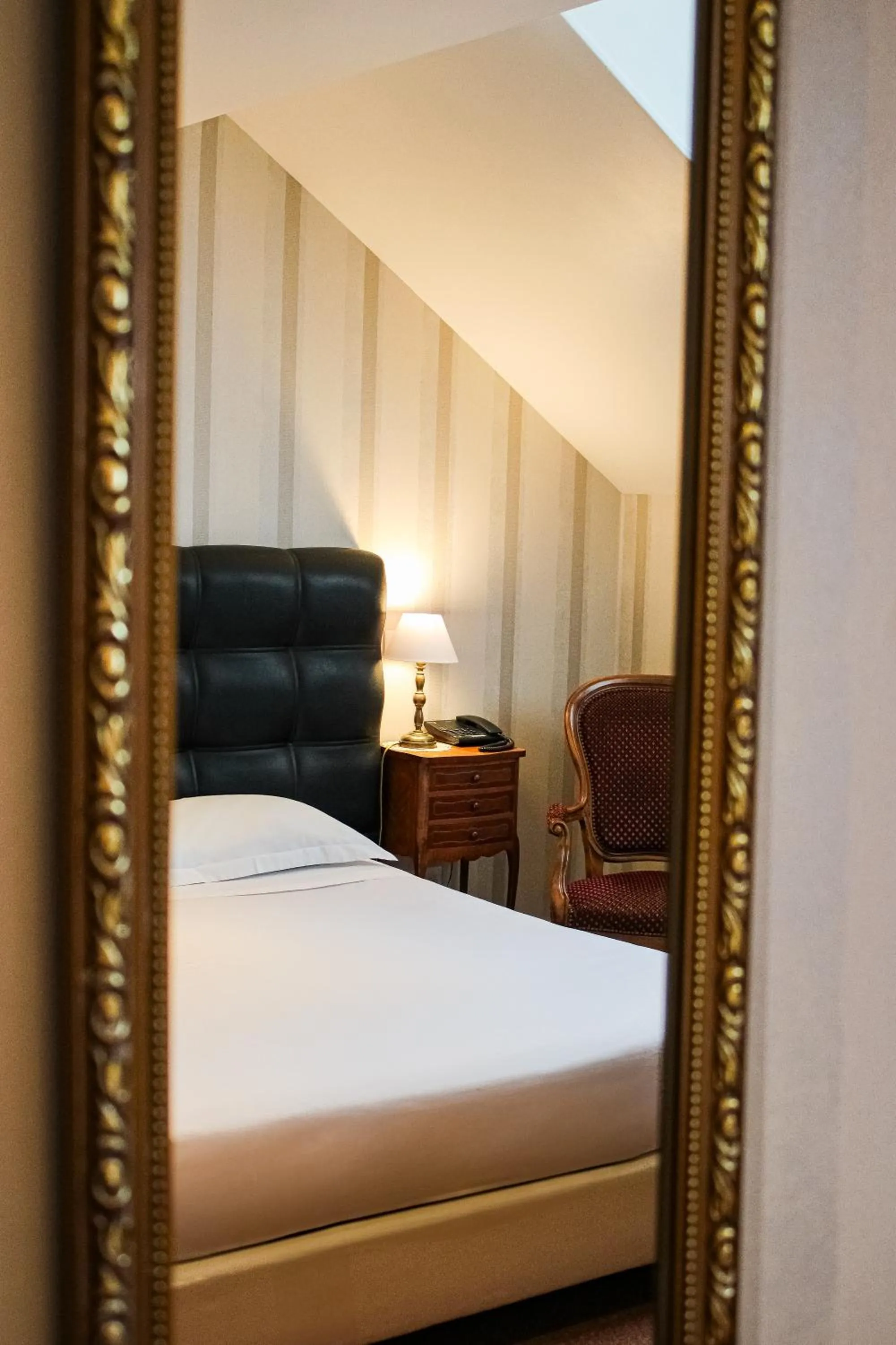 Bedroom, Bed in Hotel La Villa Fleurie