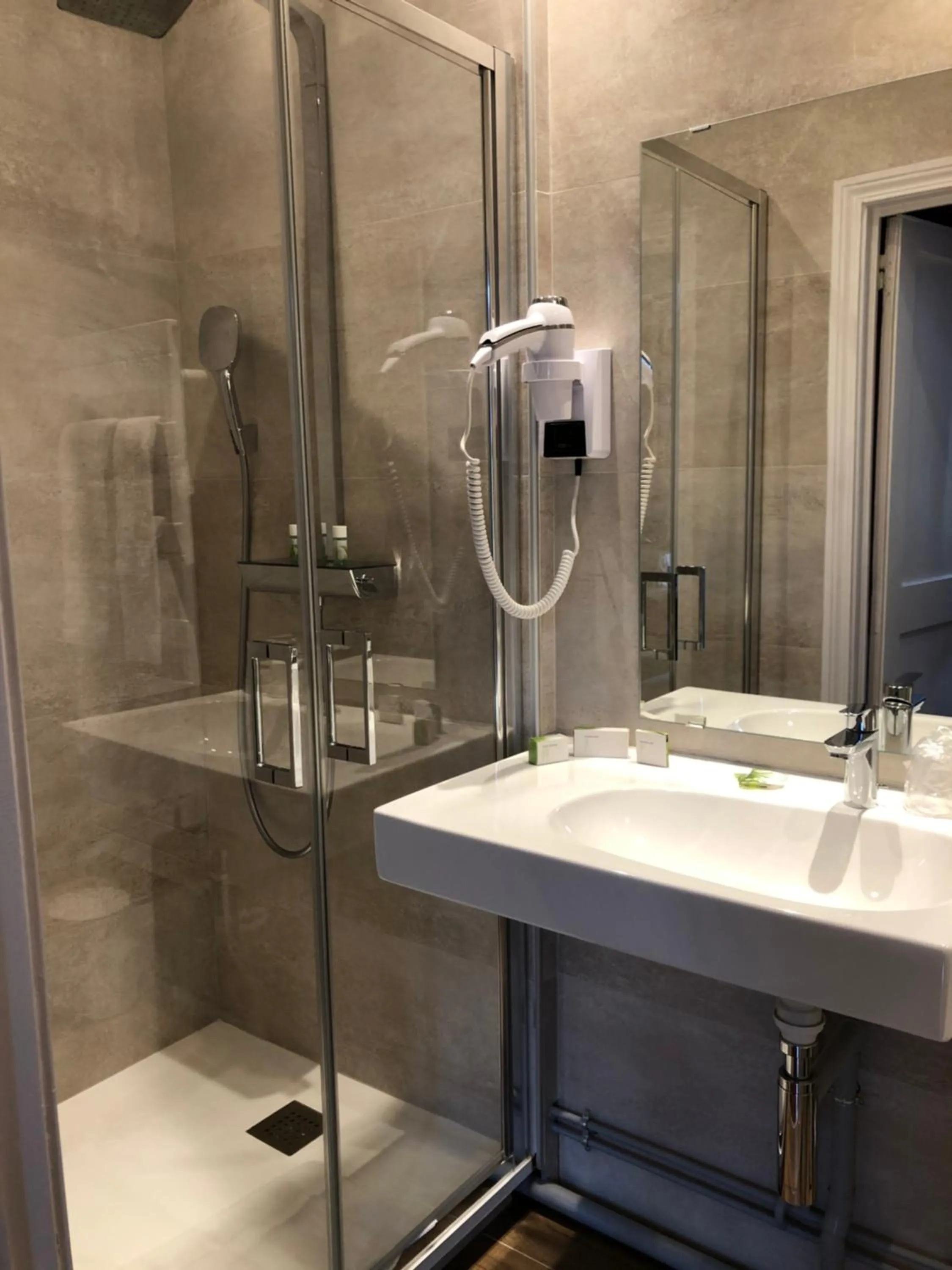 Shower in Hotel La Villa Fleurie