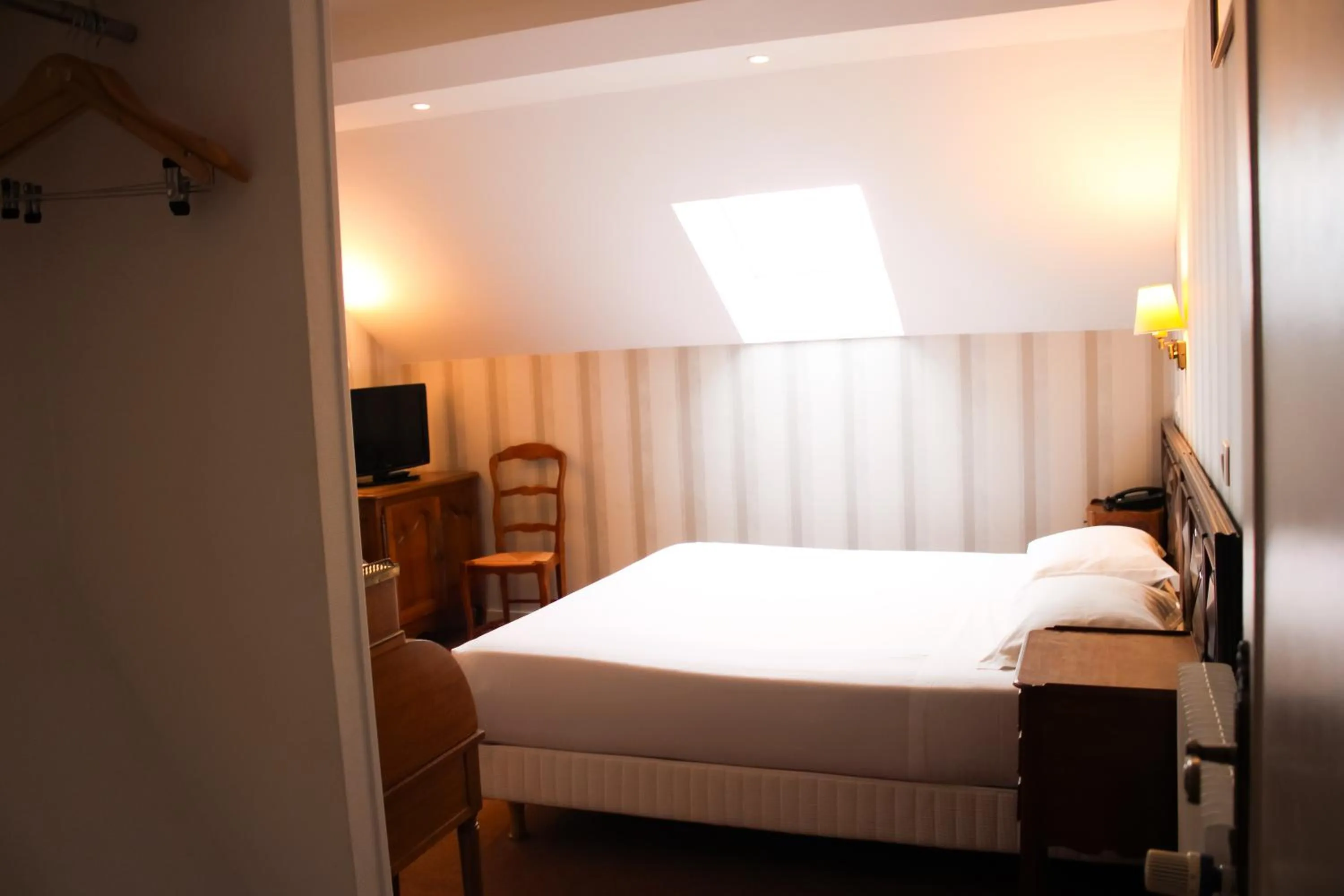 Bed in Hotel La Villa Fleurie