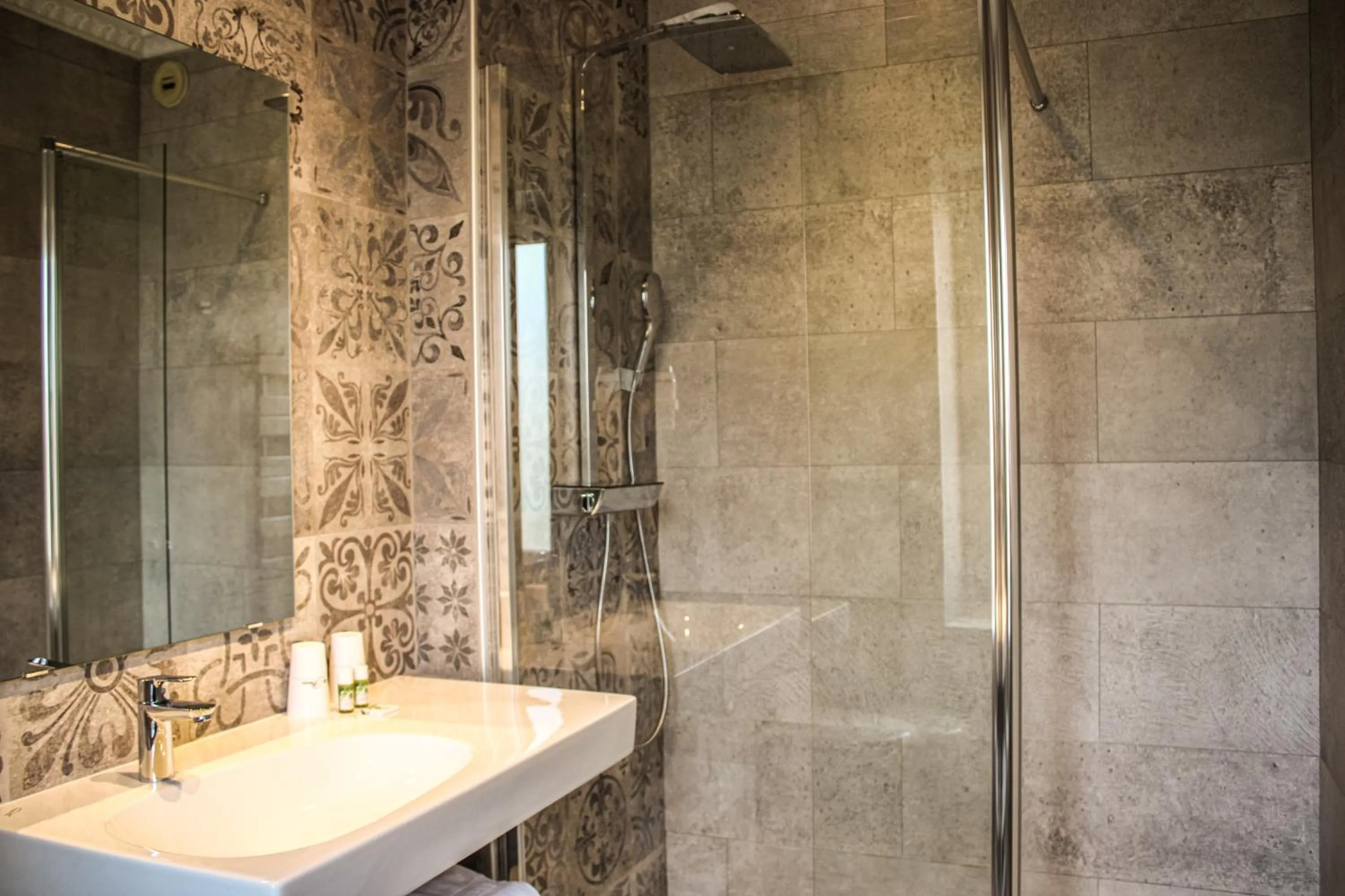 Shower in Hotel La Villa Fleurie