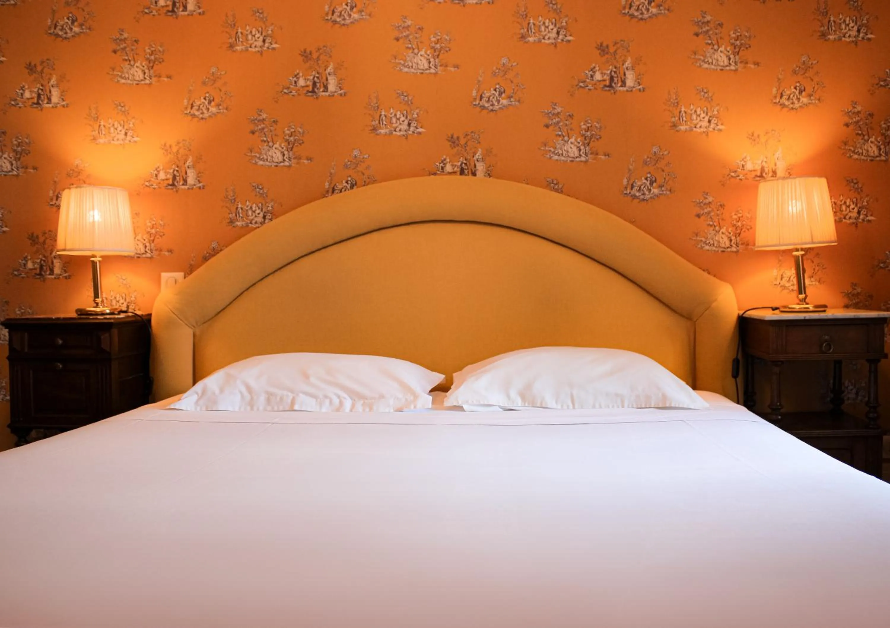 Bed in Hotel La Villa Fleurie