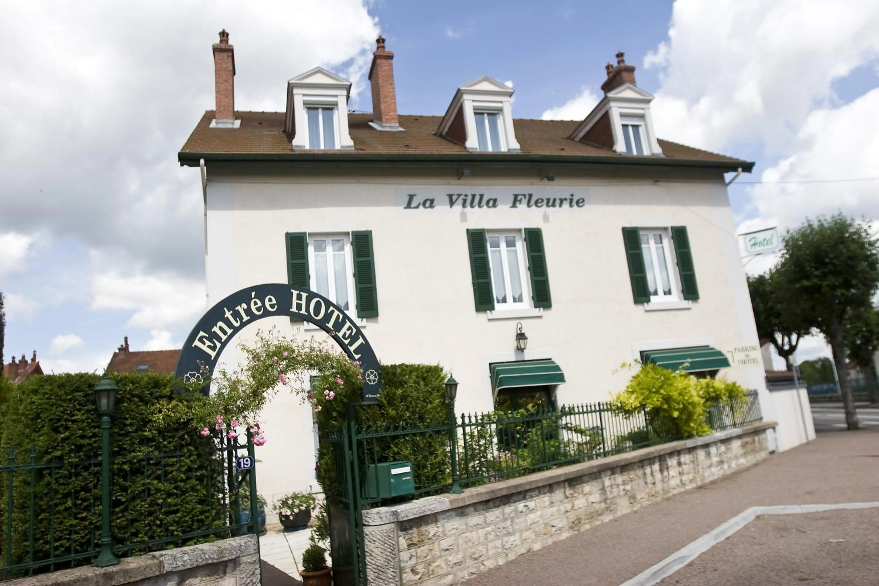 Property building in Hotel La Villa Fleurie