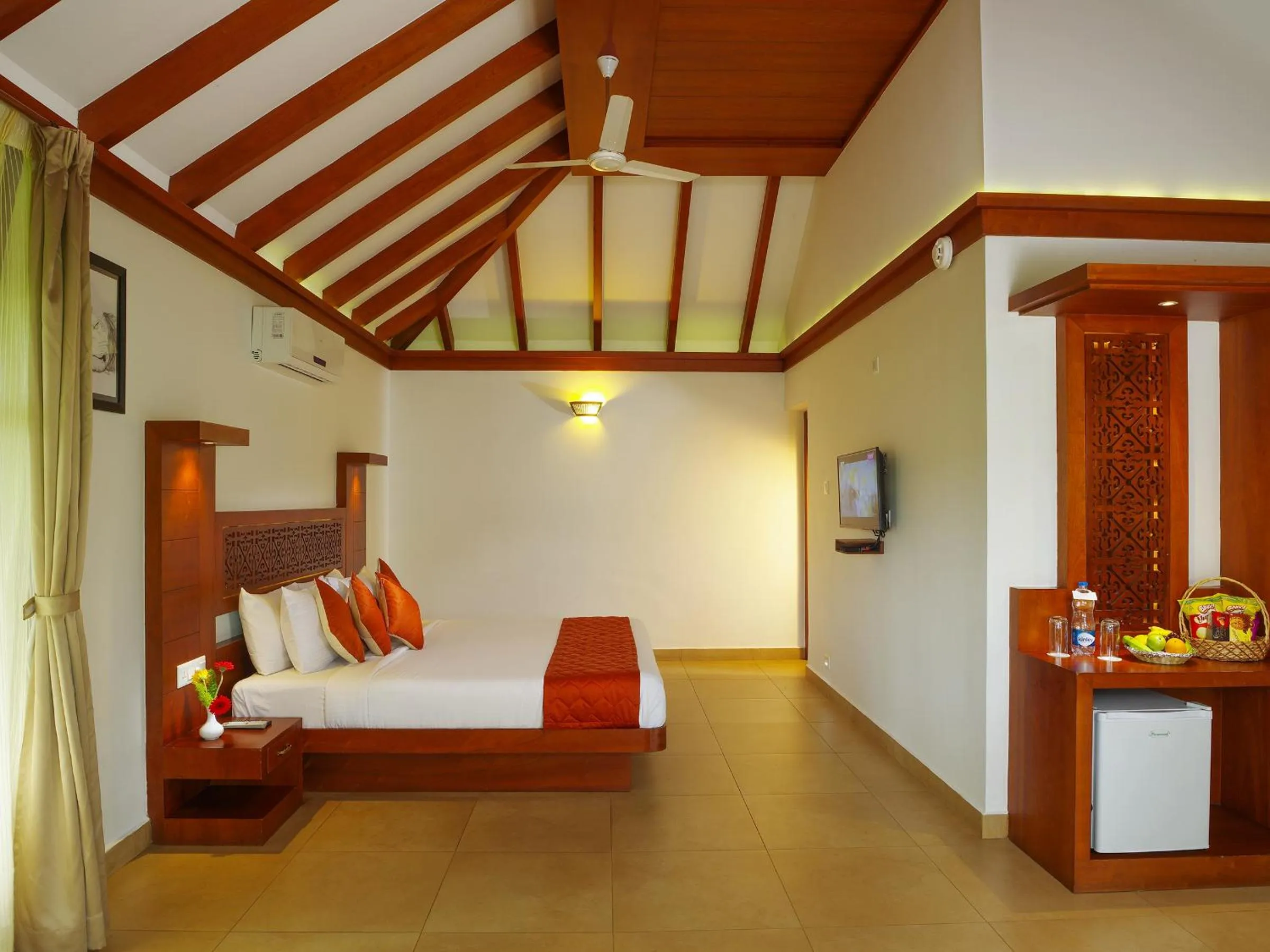 Bedroom, Bed in Forest Canopy Thekkady