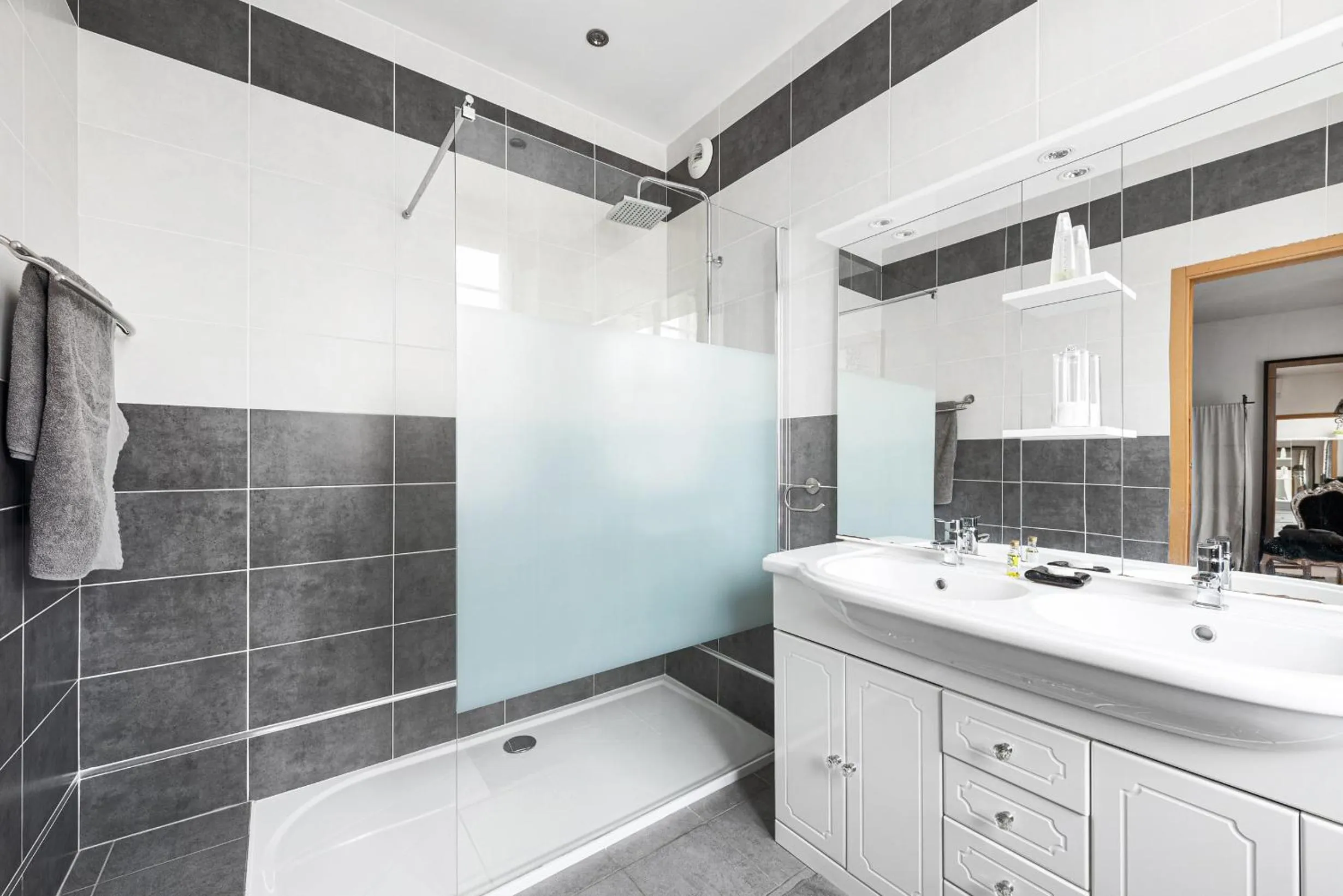 Shower in Au Nid de la Madeleine