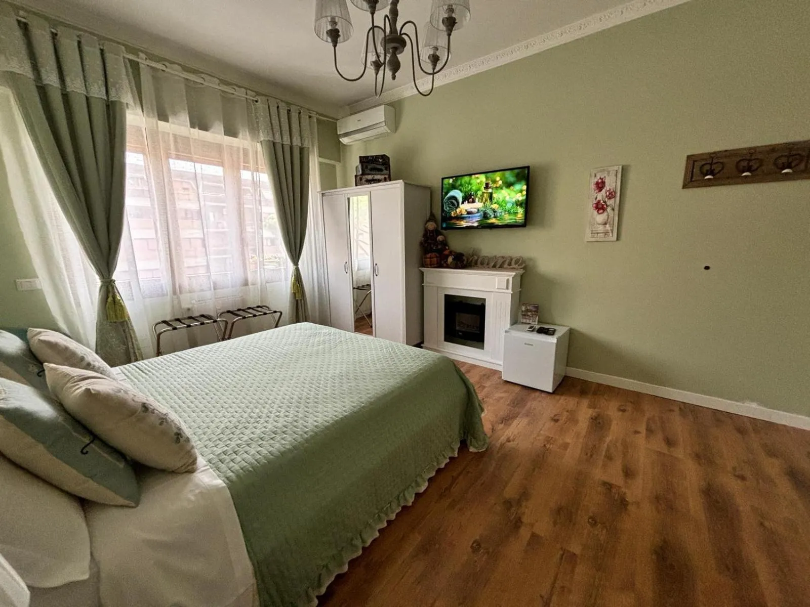 Communal lounge/ TV room, Bed in Mami Guest House Rome Vatican St Peters