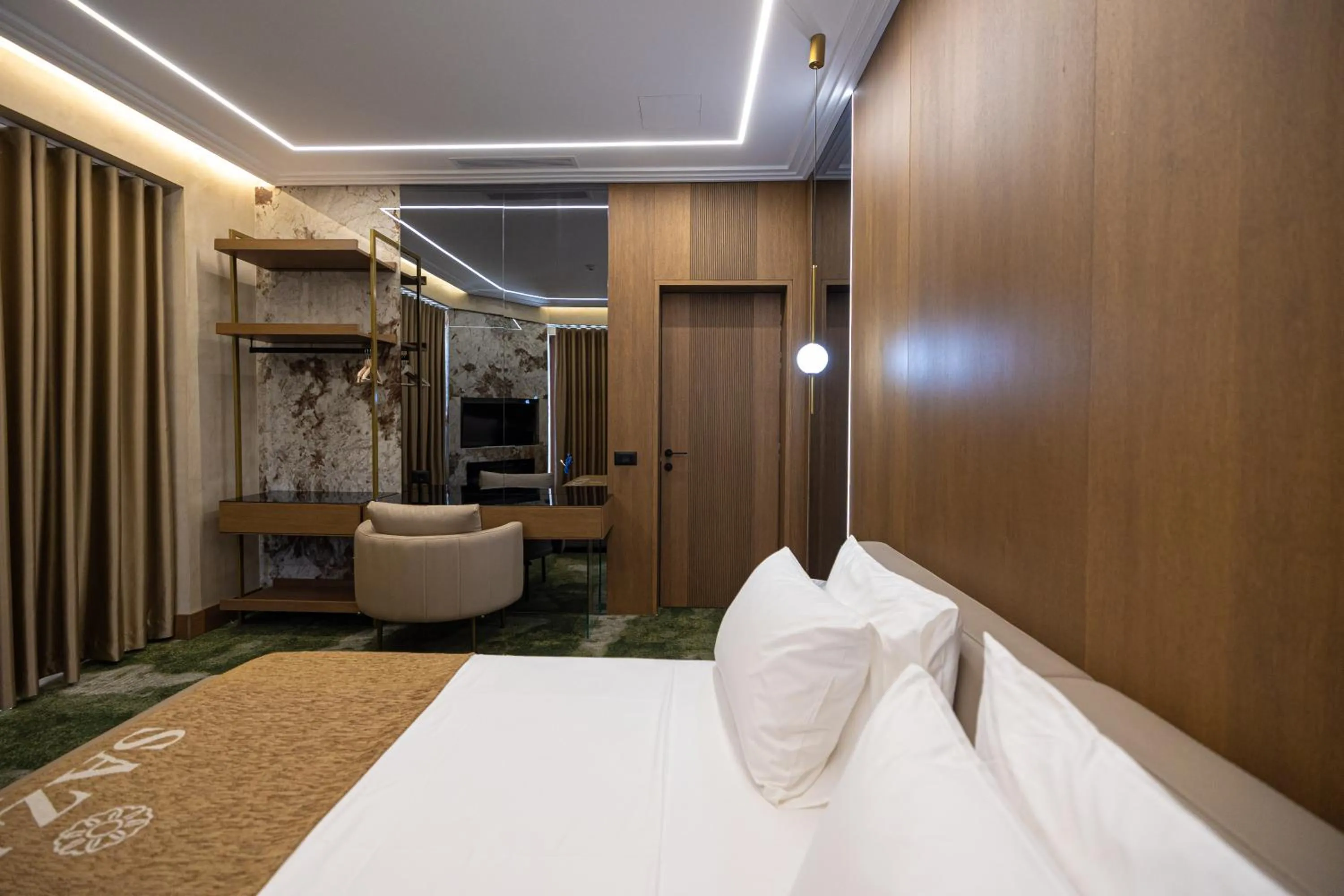 TV and multimedia, Bed in Sazani Hotel